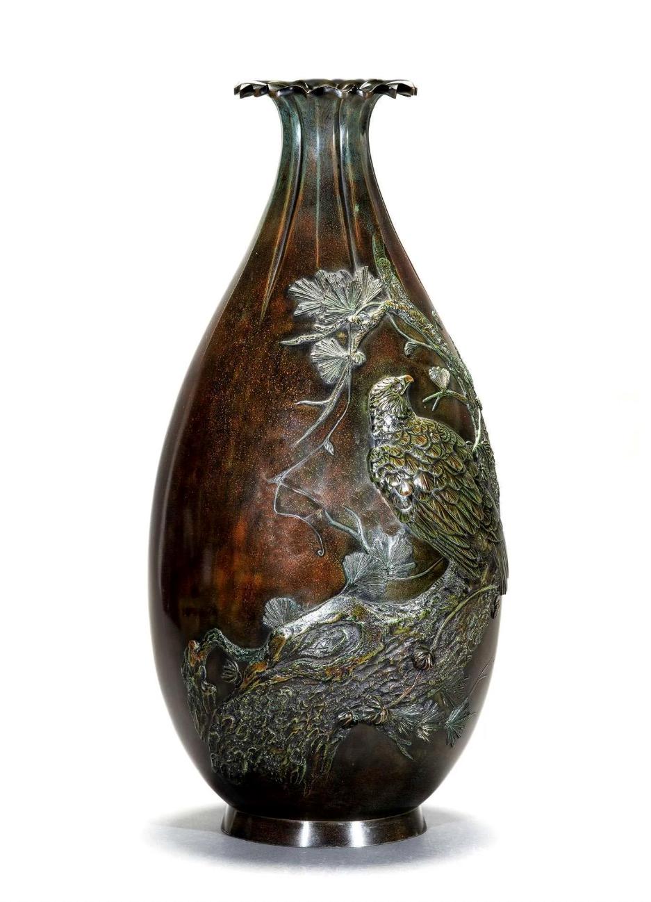 A Great Japanese bronze vase depicting a hawk, signed by Masayuki 正之  In Excellent Condition For Sale In Milano, IT