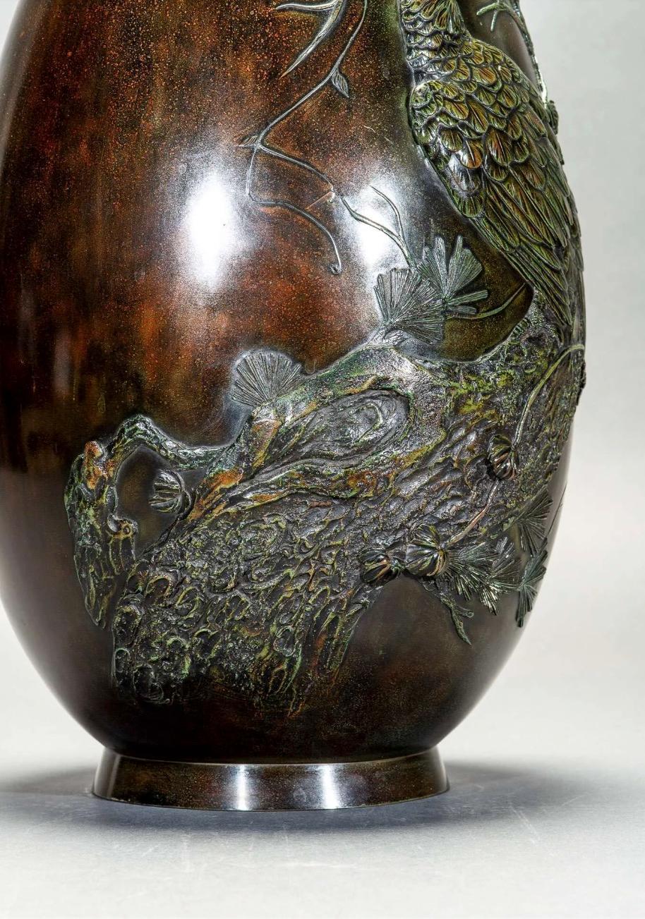 19th Century A Great Japanese bronze vase depicting a hawk, signed by Masayuki 正之  For Sale