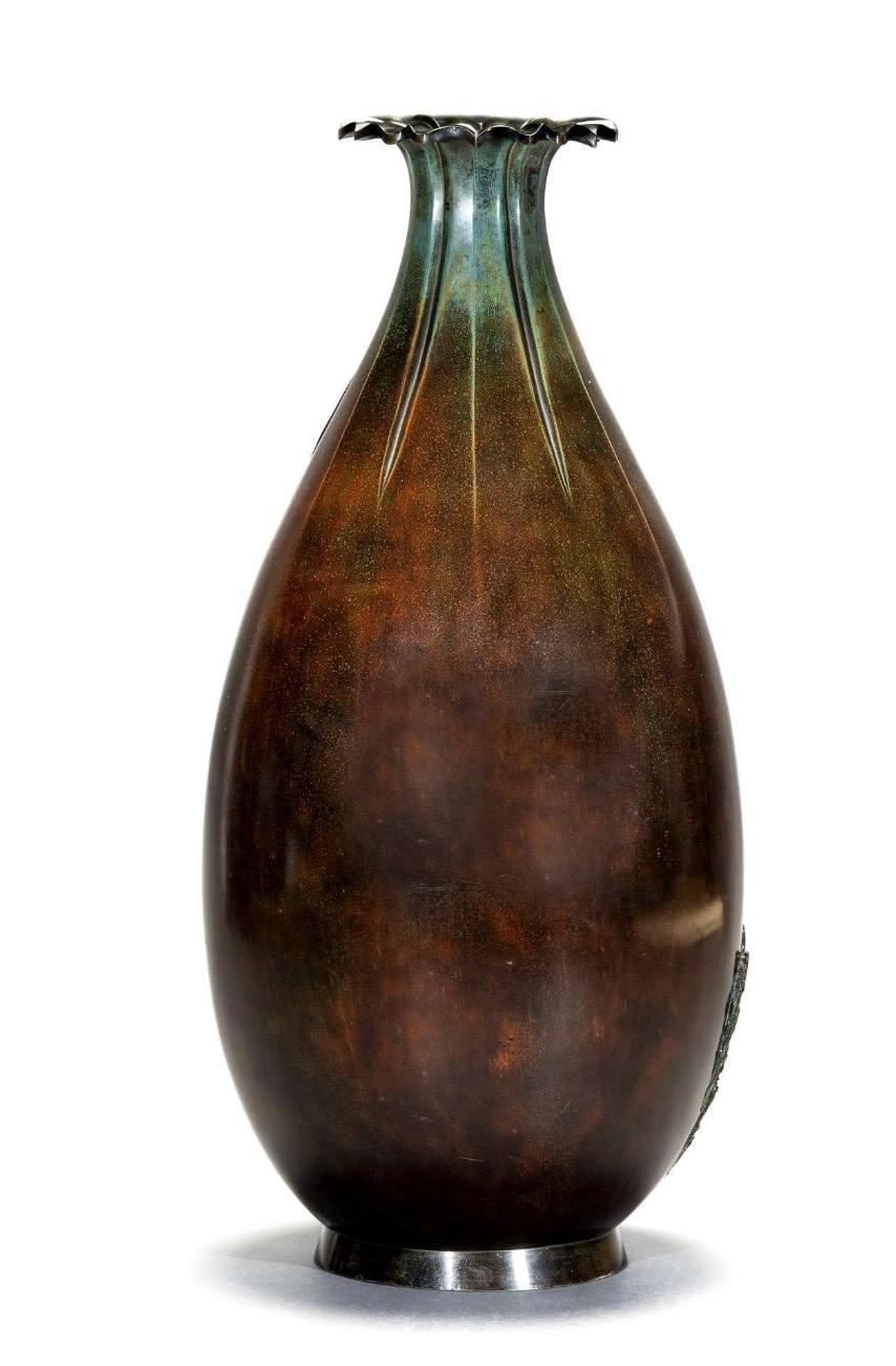 XIXe siècle Un Great vase japonais en bronze représentant un faucon, signé par Masayuki 正之.  en vente