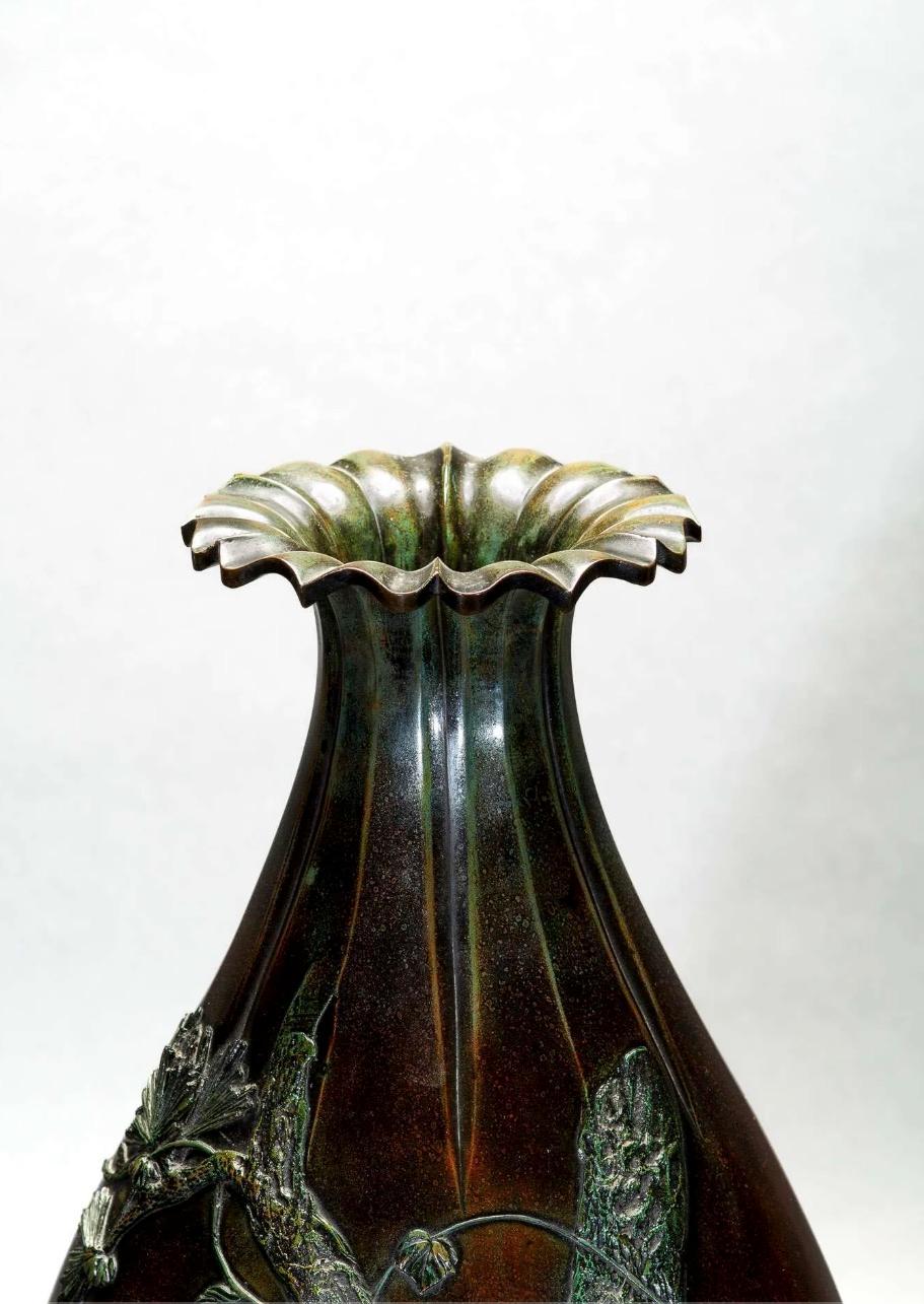A Great Japanese bronze vase depicting a hawk, signed by Masayuki 正之  For Sale 2