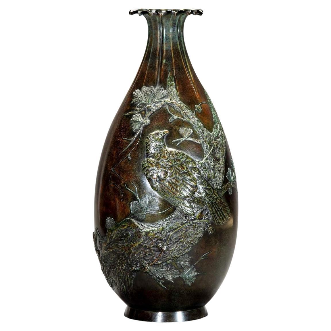 A Great Japanese bronze vase depicting a hawk, signed by Masayuki 正之  For Sale