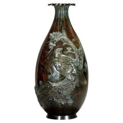 A Great Japanese bronze vase depicting a hawk, signed by Masayuki 正之 