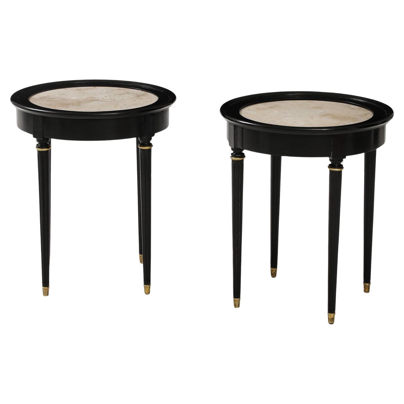 Une superbe paire de tables d'appoint circulaires en laque noire avec plateau en marbre