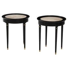 Une superbe paire de tables d'appoint circulaires en laque noire avec plateau en marbre