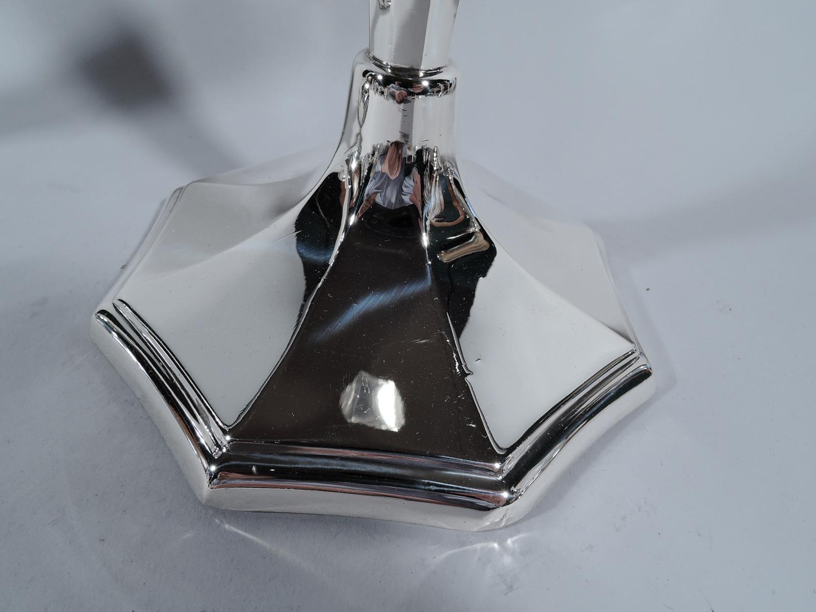 Gran pareja de candelabros altos y modernos de plata de ley Estadounidense en venta