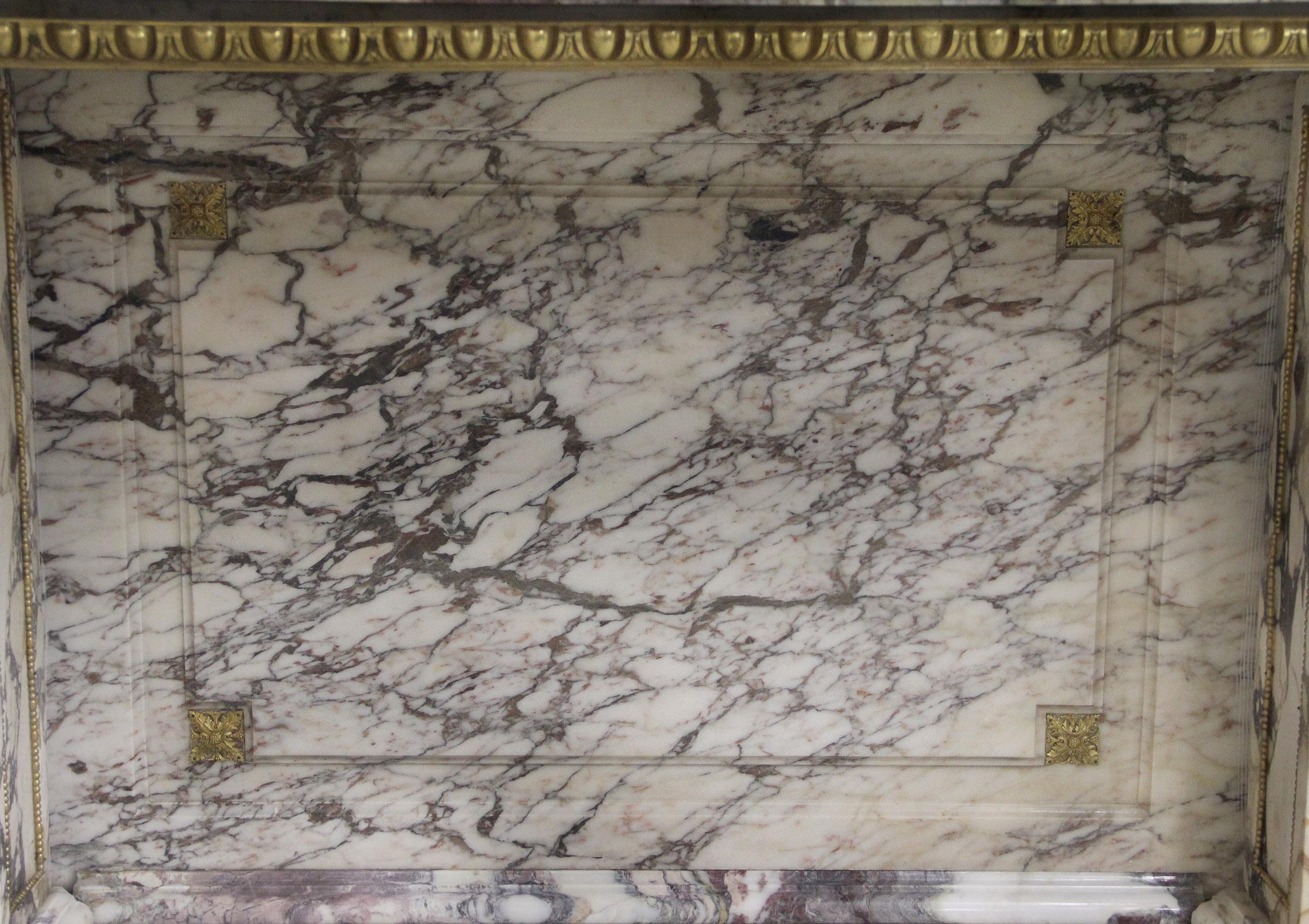 Console en marbre montée sur bronze doré de grande qualité de la fin du 19e siècle Bon état - En vente à New York, NY