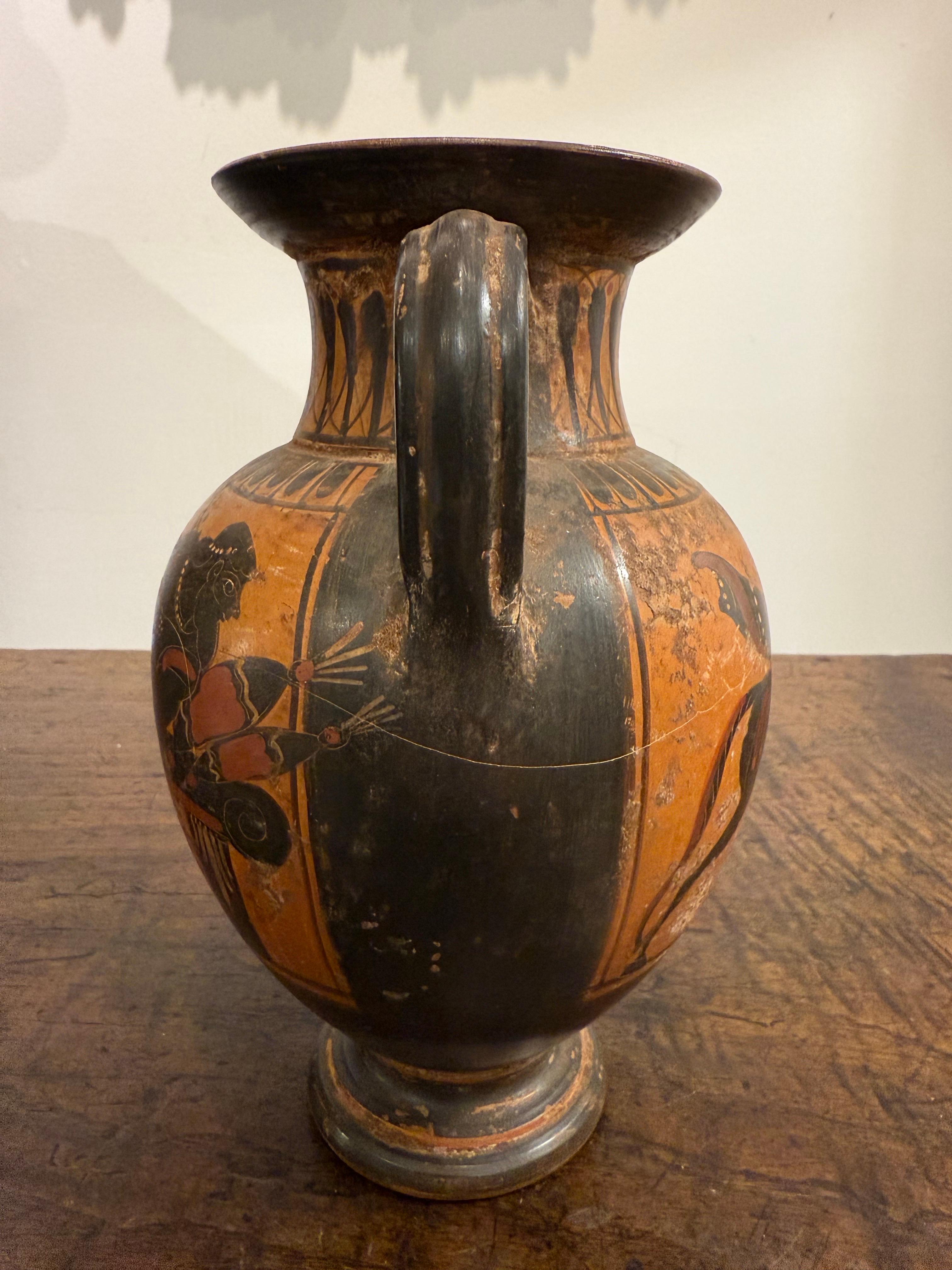 Anfora greca da gran turismo in stile figura nera, XIX secolo

Provenienza: Collezione privata australiana.

Descrizione:
Le Amphora, nello specifico, venivano utilizzate per conservare e trasportare liquidi come vino e olio. Questo tipo di ceramica