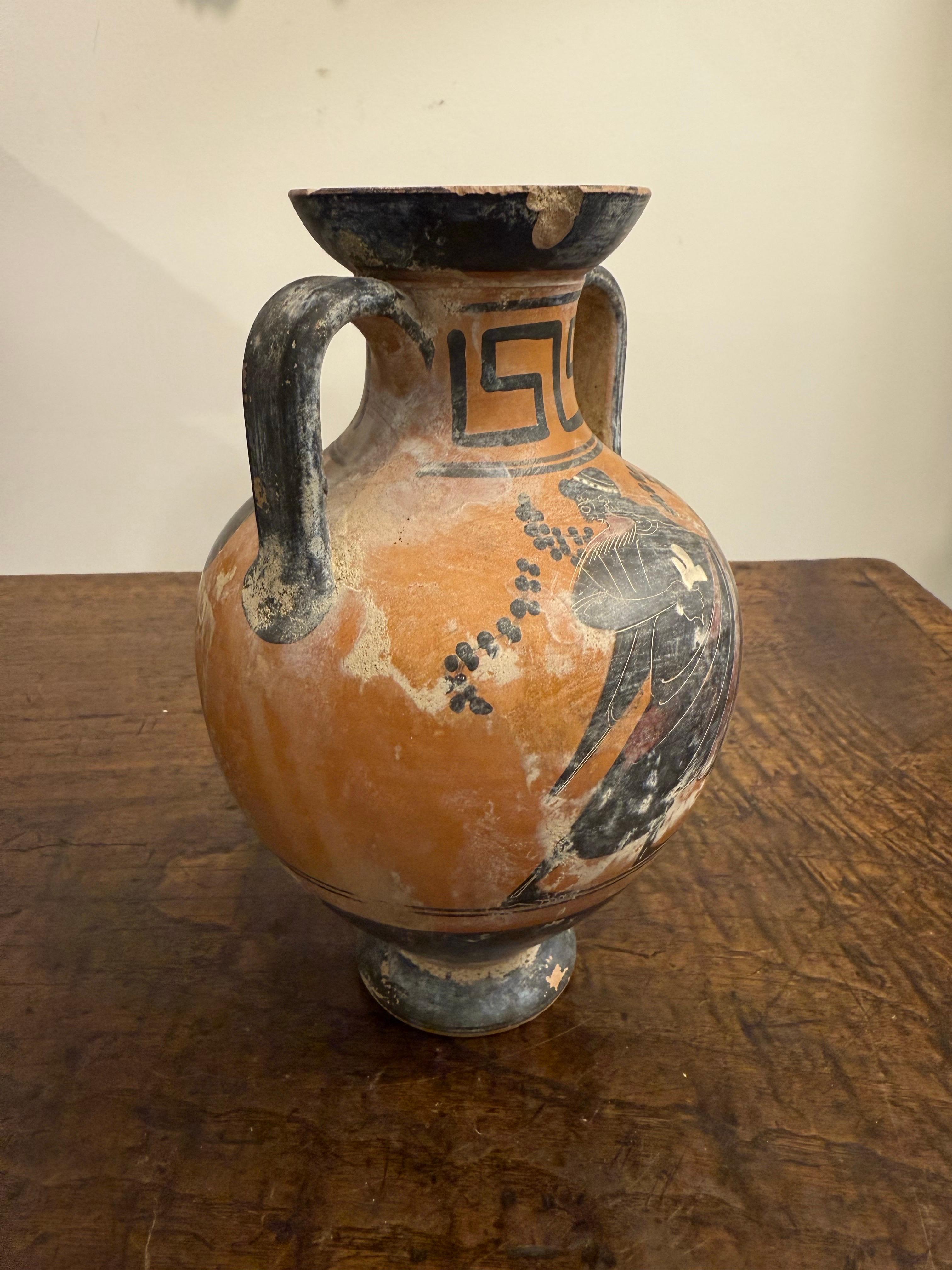 Anfora greca da gran turismo in stile figura nera, XIX secolo

Provenienza: Collezione privata australiana.

Descrizione:
Le Amphora, nello specifico, venivano utilizzate per conservare e trasportare liquidi come vino e olio. Questo tipo di ceramica