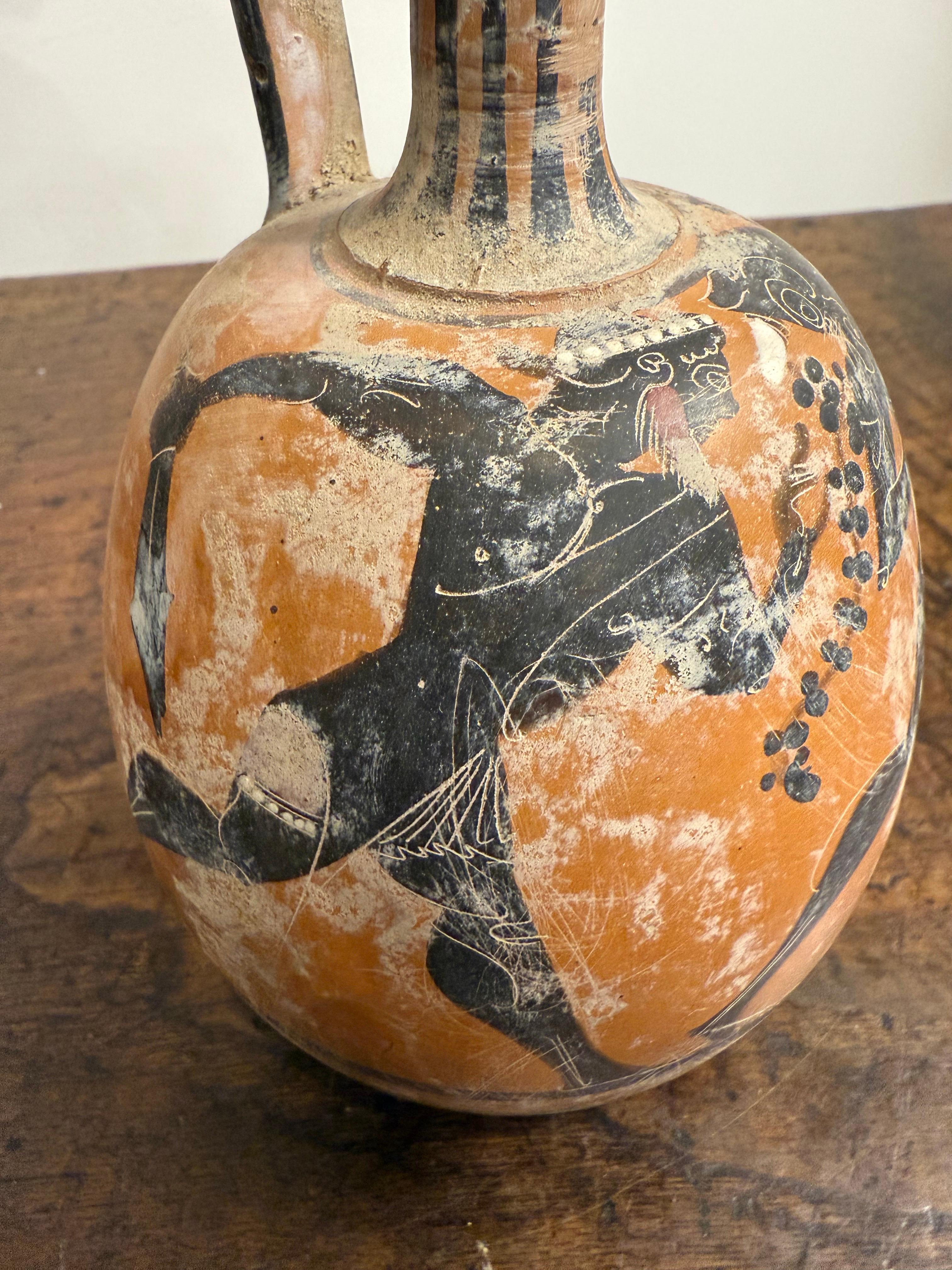 Una figura nera greca in stile Grand Tour Lekythos, XIX secolo

Descrizione:
Un corpo stretto, un manico singolo attaccato al collo e una base e un labbro svasati. Le lekythoi erano utilizzate principalmente per conservare l'olio d'oliva, che era