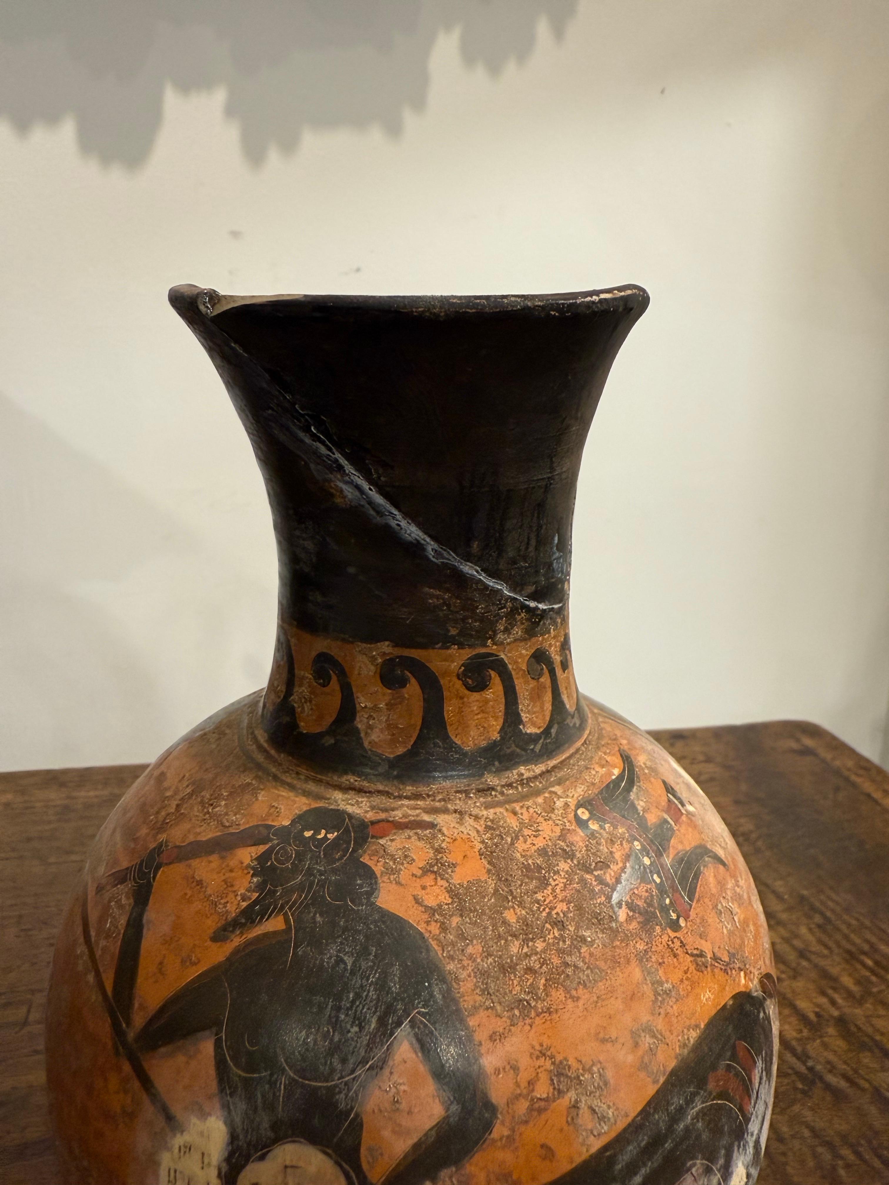 Oinochoe grec à figures noires de style Grand Tour, 19e siècle

Description :
Figure noire, style de peinture sur vase de la Grèce antique caractérisé par des silhouettes noires peintes sur un récipient en argile, populaire entre le VIIe et le Ve