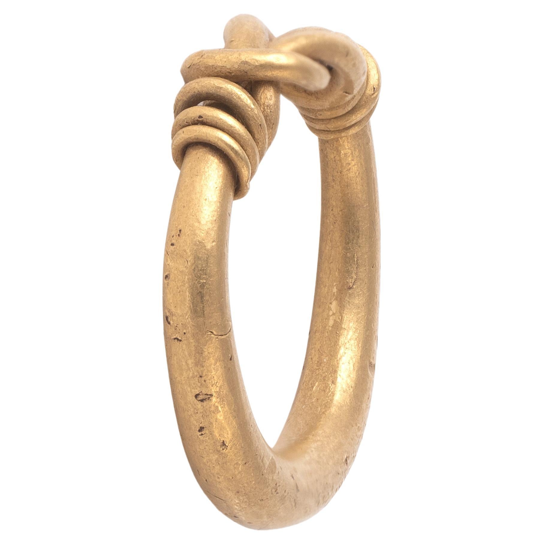 A Greek High Karat Gold Ring. Hercules' Knot 4th - 3rd century B.C In Excellent Condition For Sale In Firenze, IT