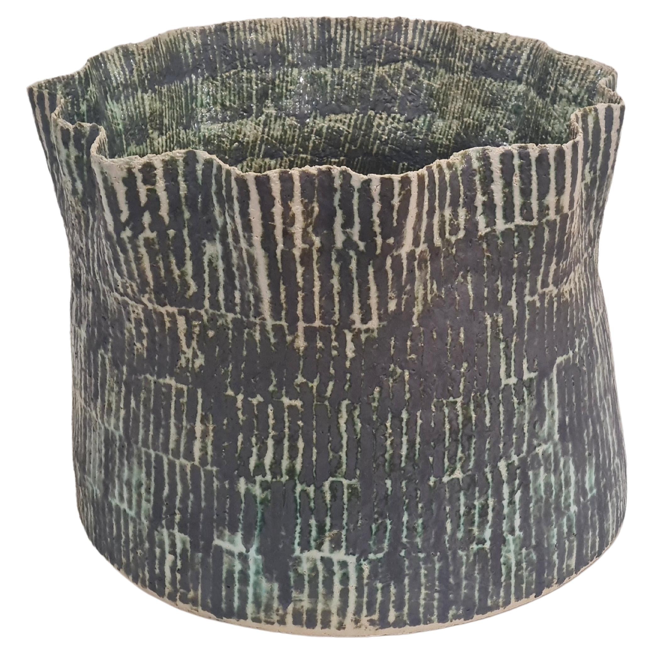 Un cesto artistico in ceramica verde e nera, The Forest Series 2, Kati Tuominen-Niittylä