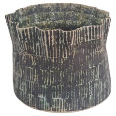 Un cesto artistico in ceramica verde e nera, The Forest Series 2, Kati Tuominen-Niittylä