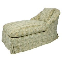 Chaise longue tapissée en chenille verte et crème