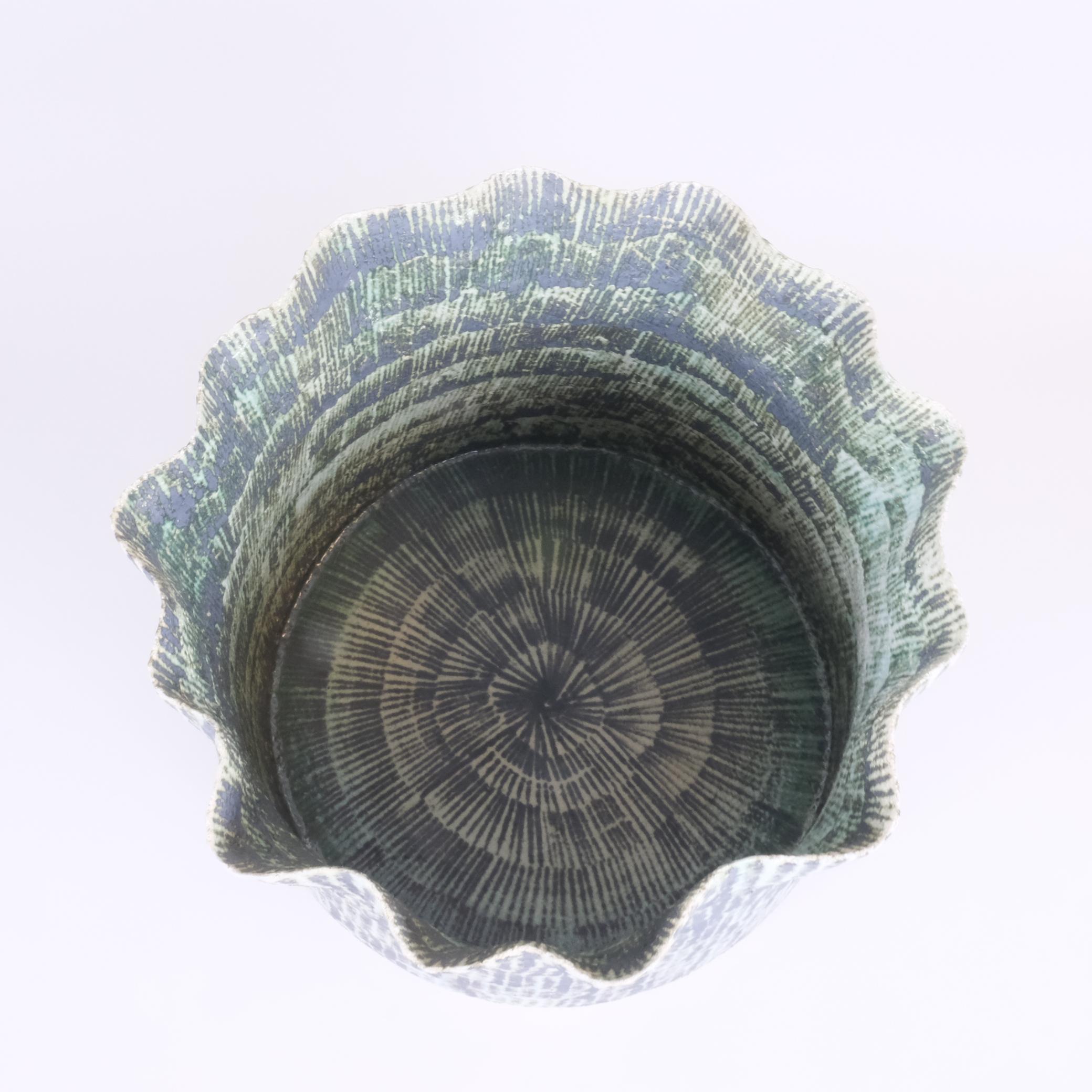 Céramique Un panier d'art en céramique verte et noire, The Forest Series 2, Kati Tuominen-Niittylä en vente