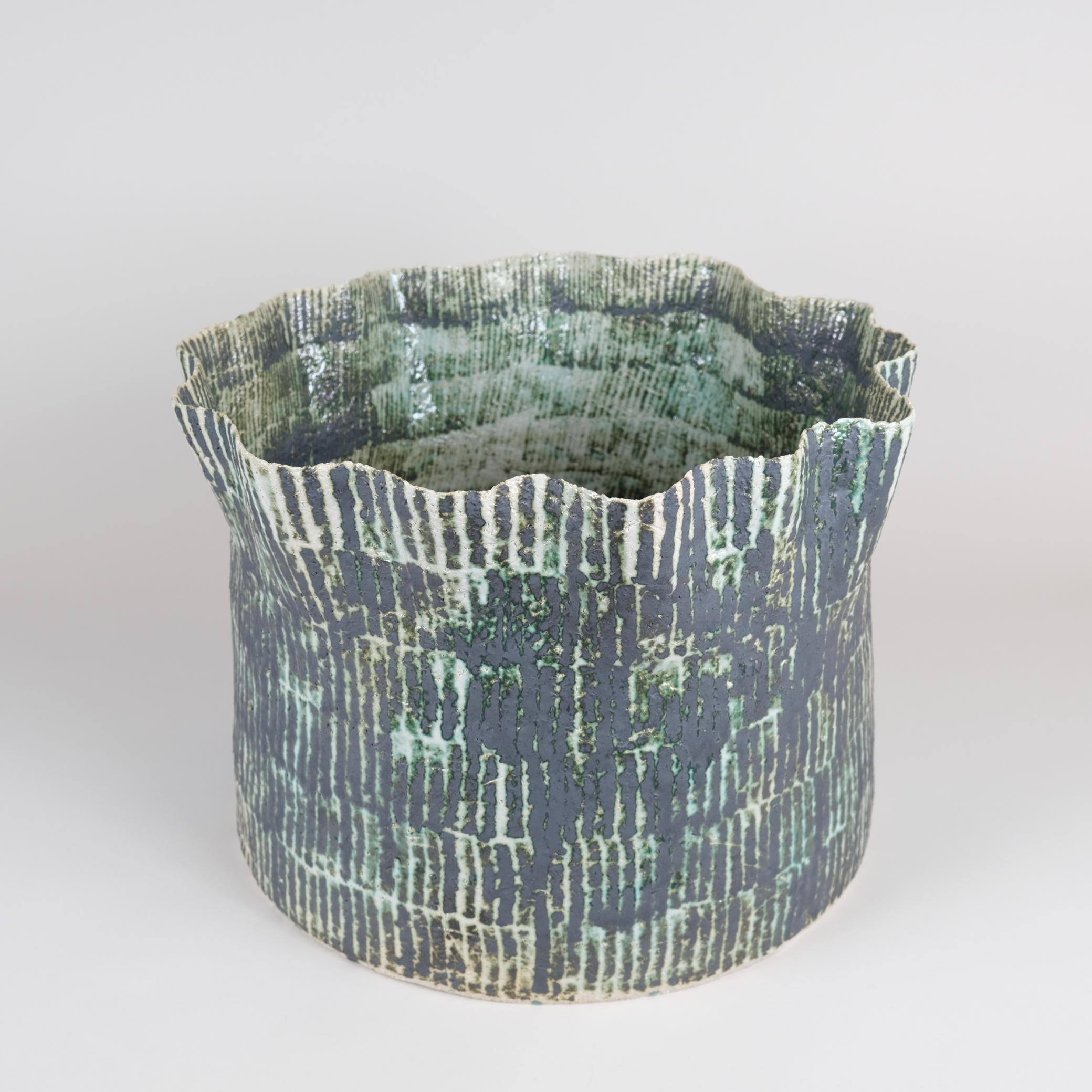 Une magnifique pièce unique en céramique de Kati Tuominen-Niittylä, l'une des artistes céramistes finlandaises modernes les plus en vue et membre de l'emblématique Arabia Art Department Society.

Ce magnifique vase noir et vert est fait et peint à