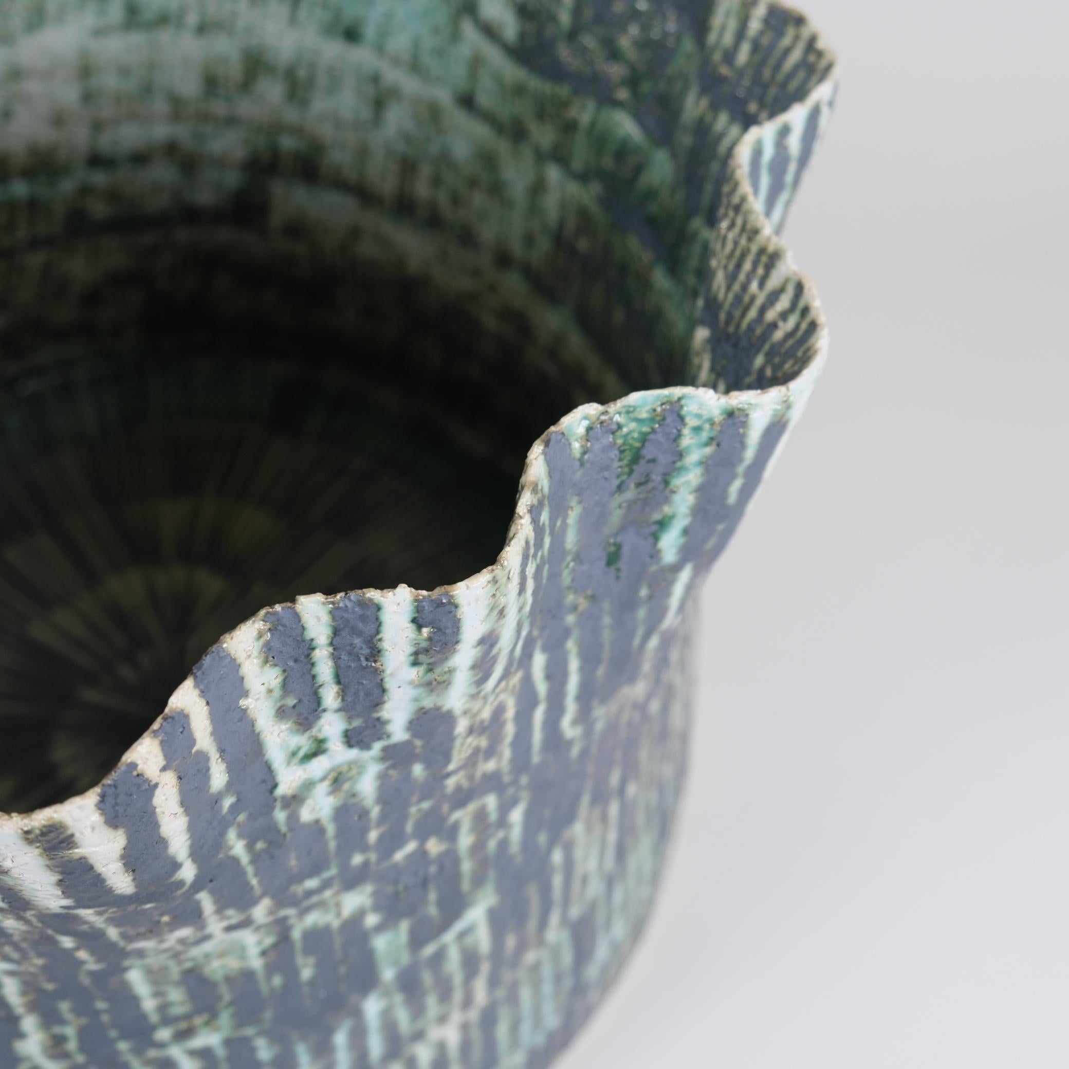 Scandinave moderne Un panier d'art en céramique verte et noire, The Forest Series 2, Kati Tuominen-Niittylä en vente