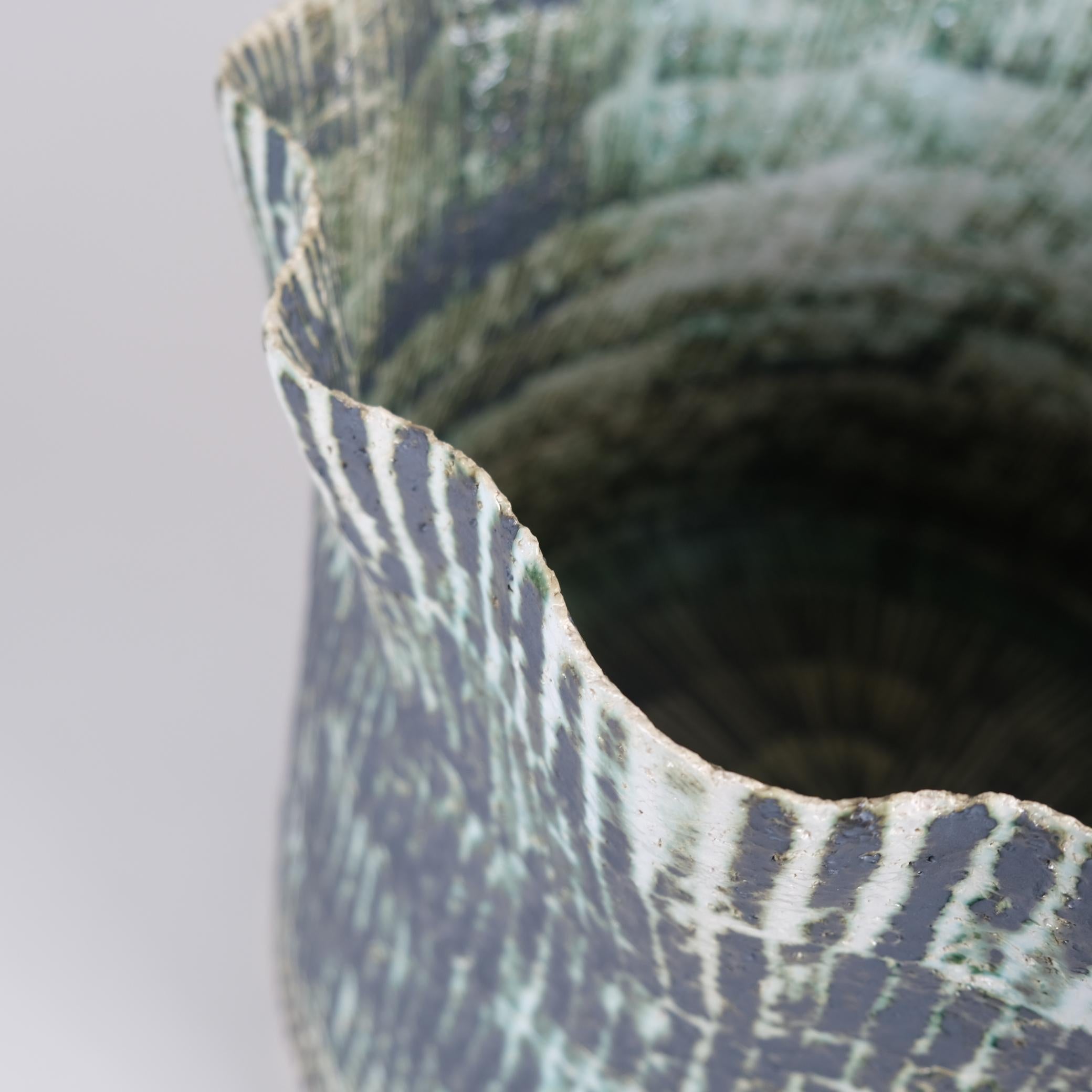 Finlandais Un panier d'art en céramique verte et noire, The Forest Series 2, Kati Tuominen-Niittylä en vente