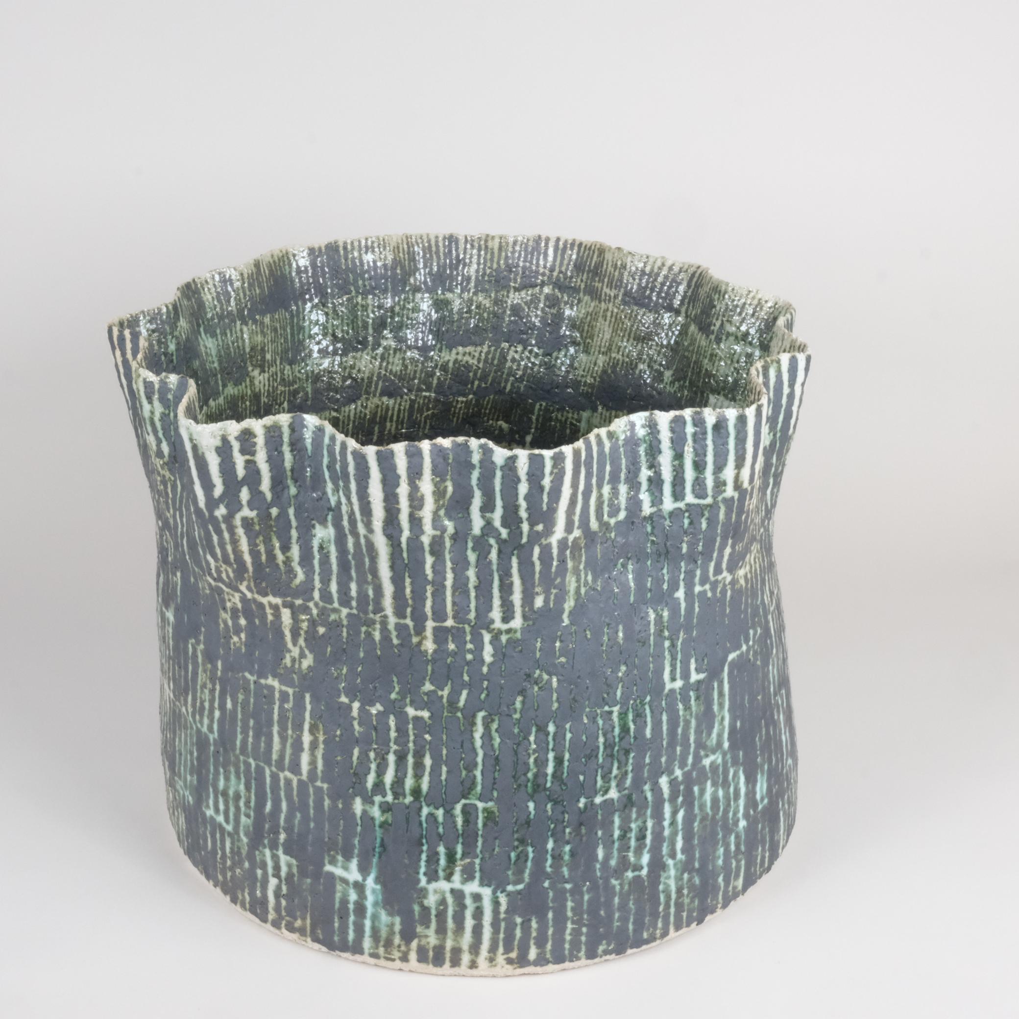 XXIe siècle et contemporain Un panier d'art en céramique verte et noire, The Forest Series 2, Kati Tuominen-Niittylä en vente