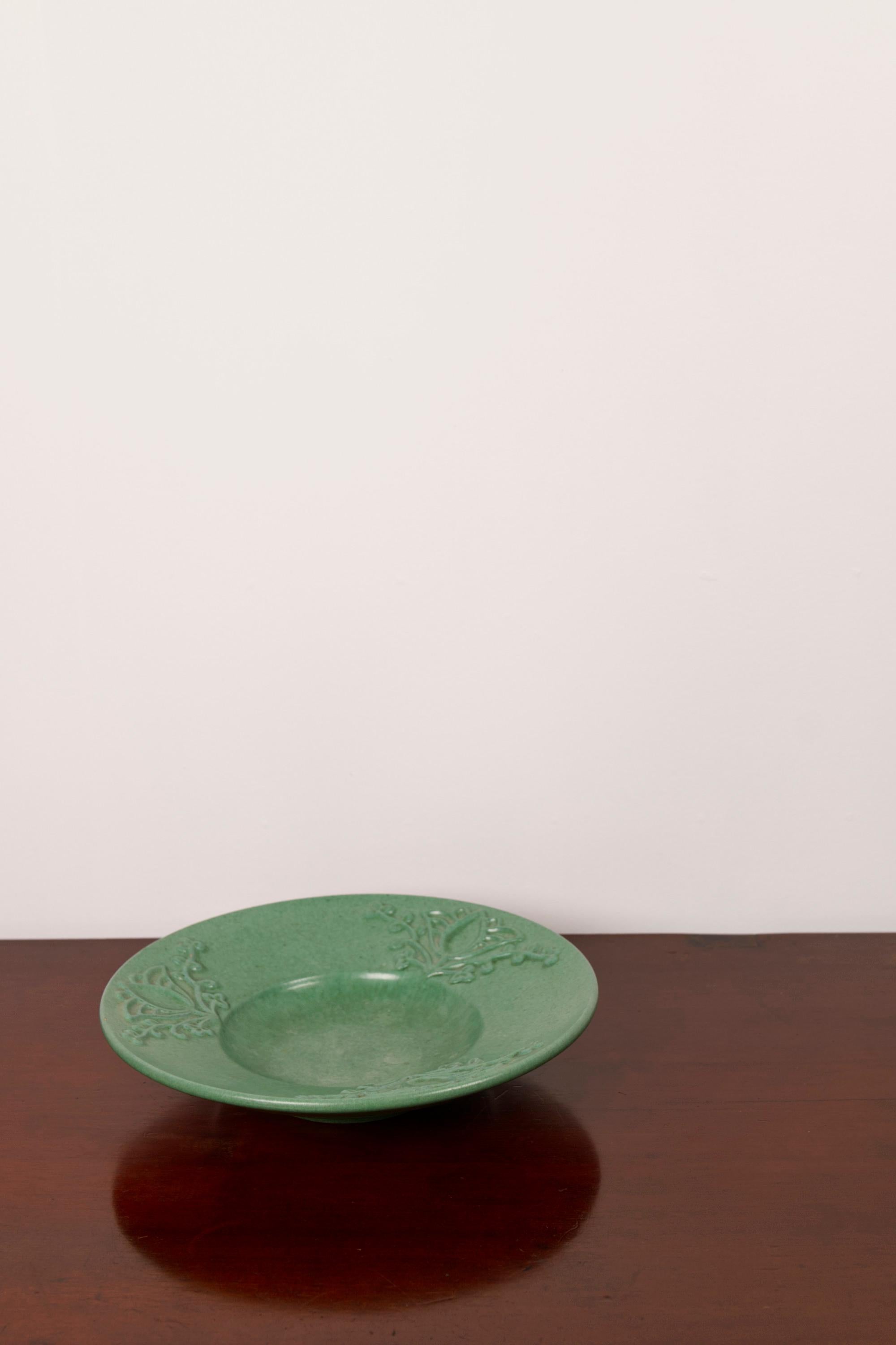 A green ceramic Art Deco plate by Michael Andersen, Denmark, 1940s For Sale 4