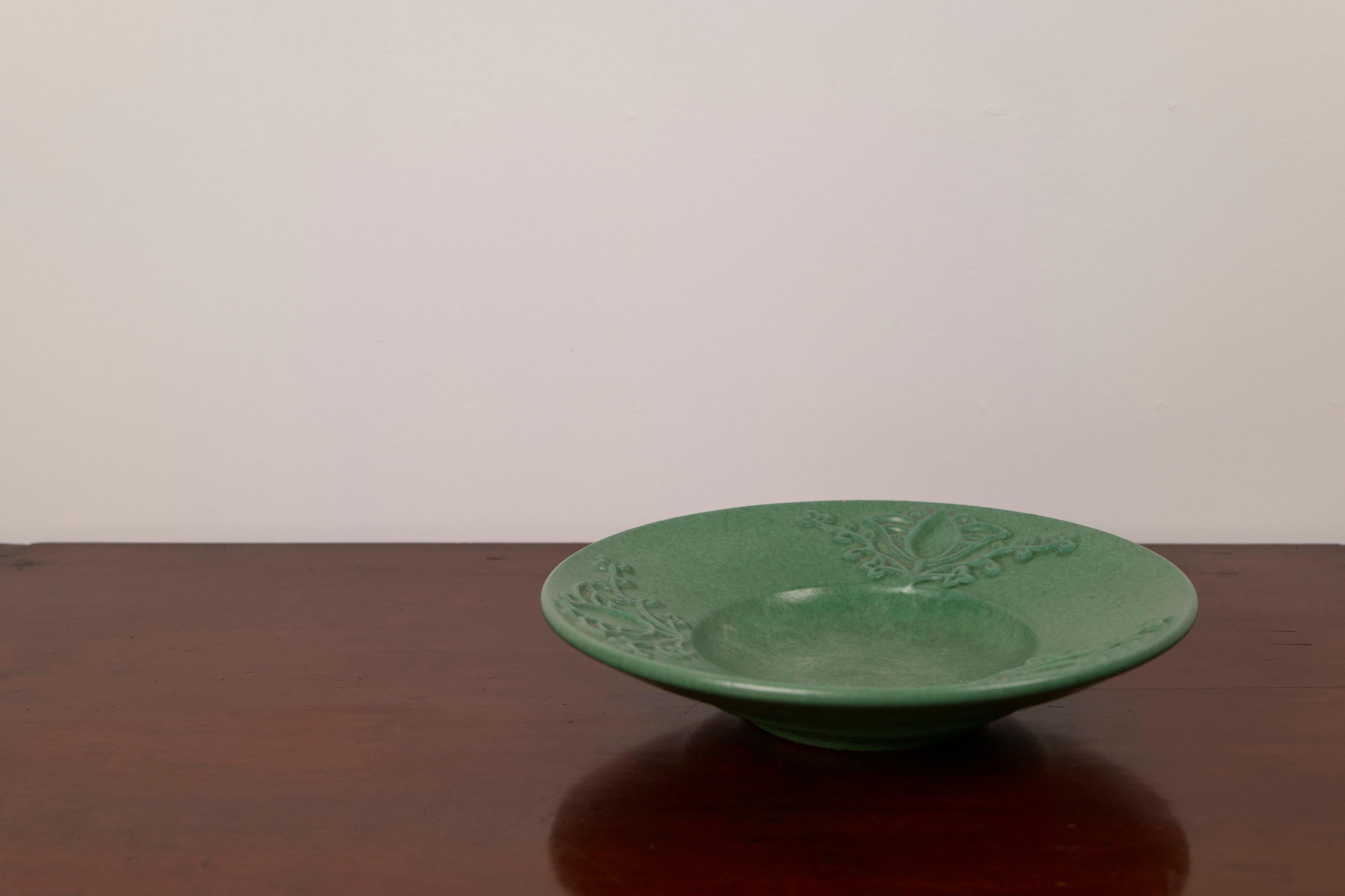 Green Ceramic Art Deco Plate by Michael Andersen – Denmark, 1940s

This striking Art Deco plate by Michael Andersen, Denmark, dates to the 1940s and features a distinctive faux bronze glaze in deep green tones. The rich finish gives the ceramic a