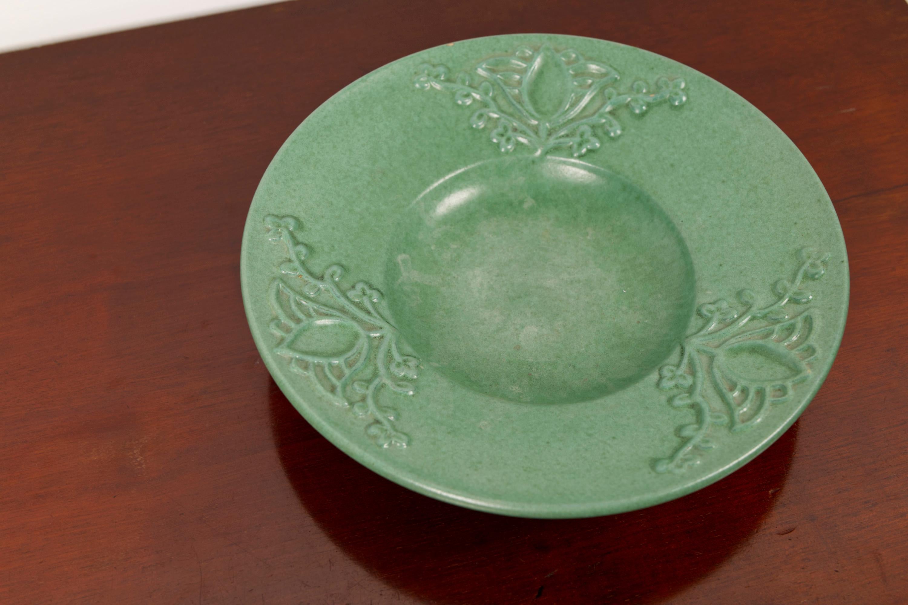 Danish A green ceramic Art Deco plate by Michael Andersen, Denmark, 1940s For Sale