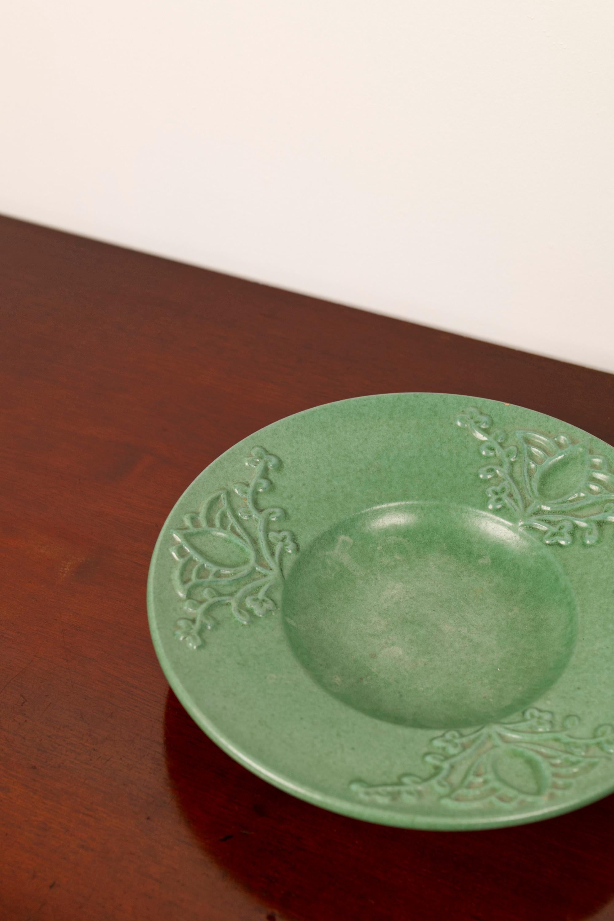 Glazed A green ceramic Art Deco plate by Michael Andersen, Denmark, 1940s For Sale