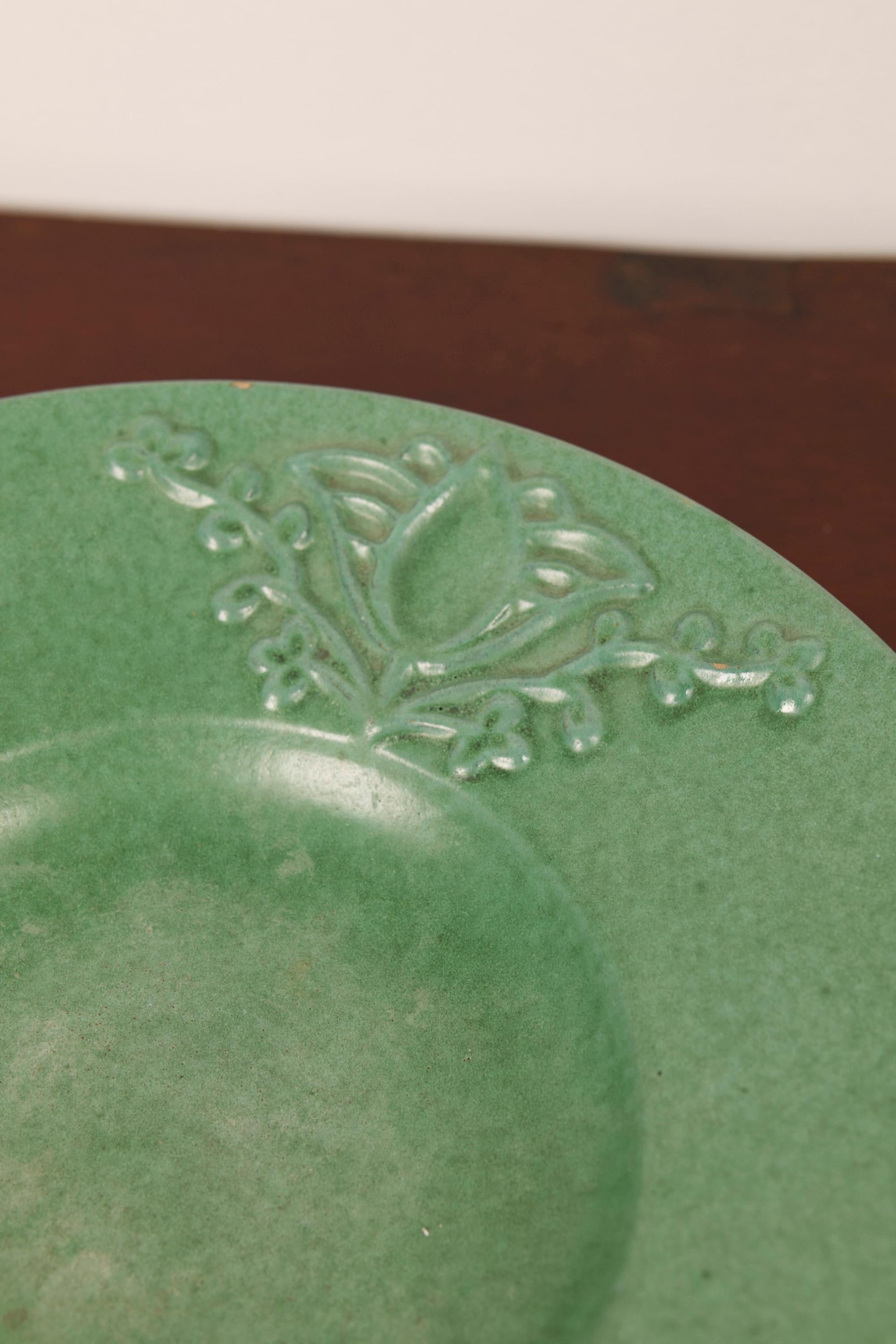 A green ceramic Art Deco plate by Michael Andersen, Denmark, 1940s In Good Condition For Sale In Balen, BE