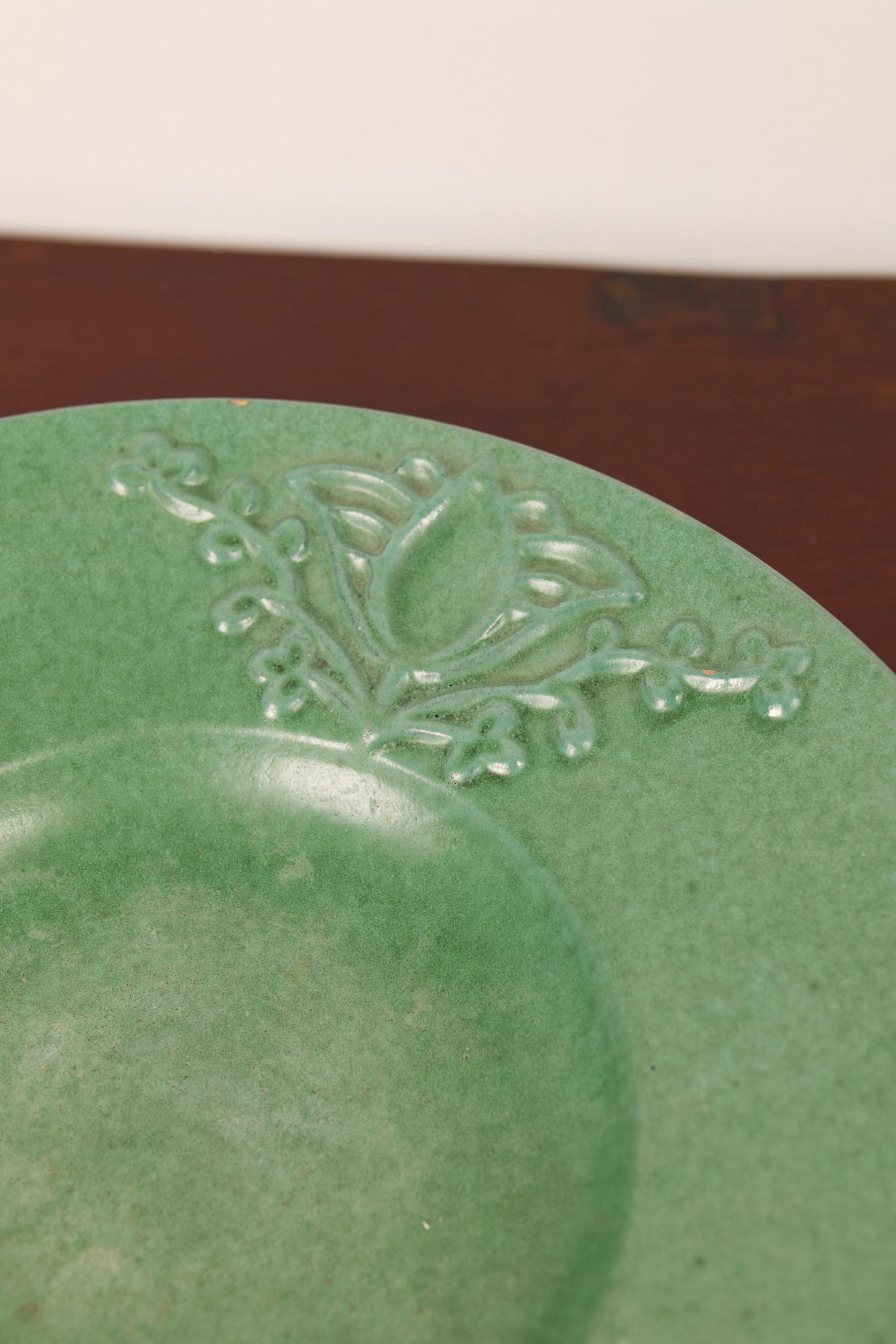 20th Century A green ceramic Art Deco plate by Michael Andersen, Denmark, 1940s For Sale