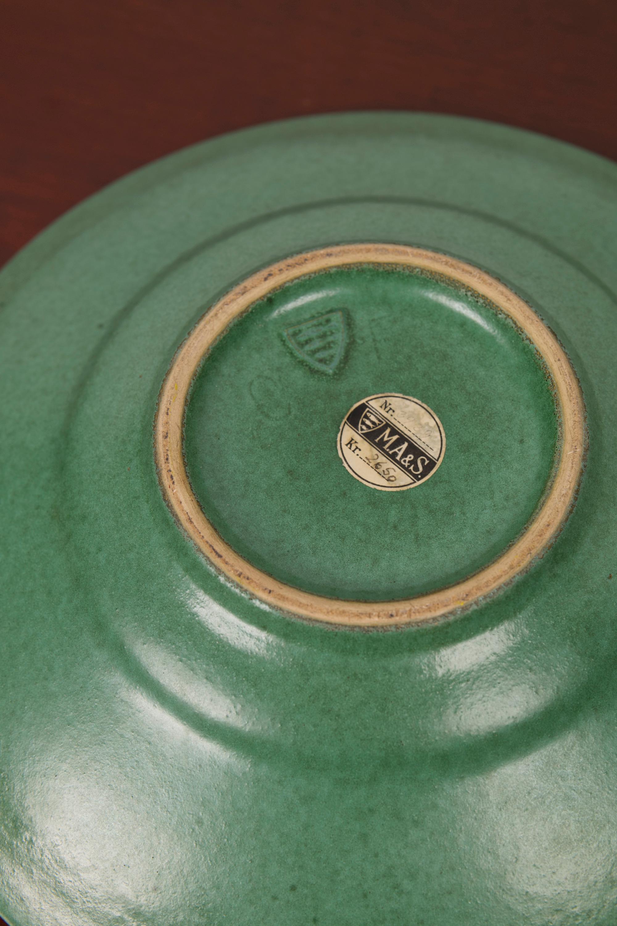 A green ceramic Art Deco plate by Michael Andersen, Denmark, 1940s For Sale 1