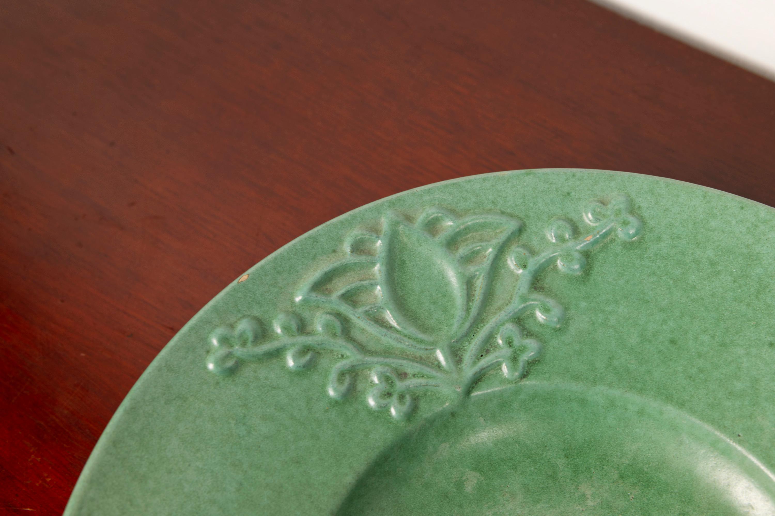 A green ceramic Art Deco plate by Michael Andersen, Denmark, 1940s For Sale 2