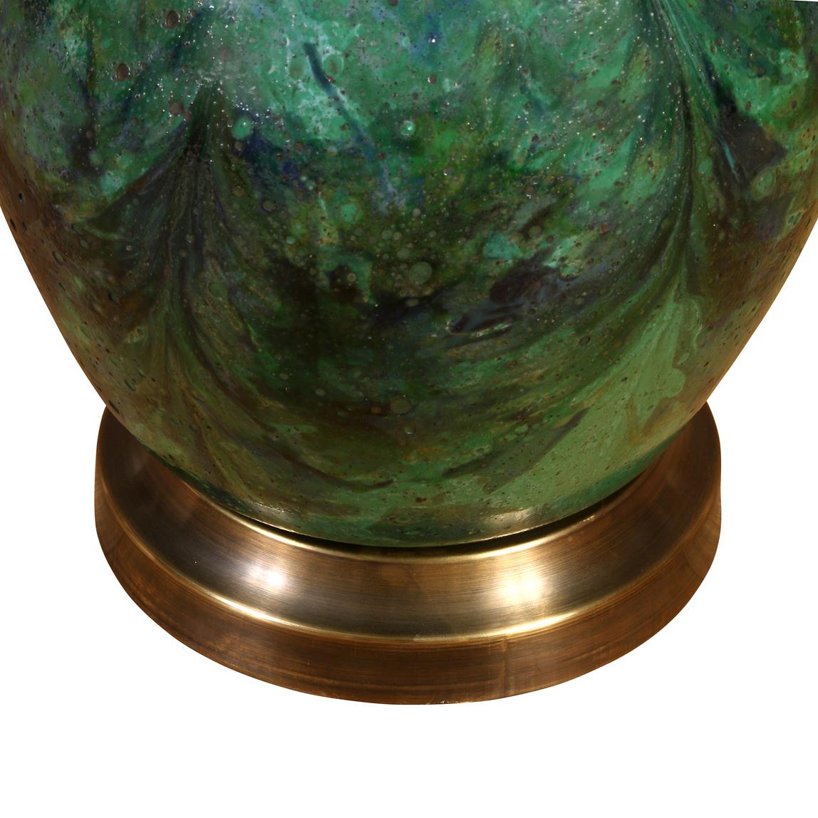 20ième siècle Une lampe en céramique verte sur une base en laiton en vente