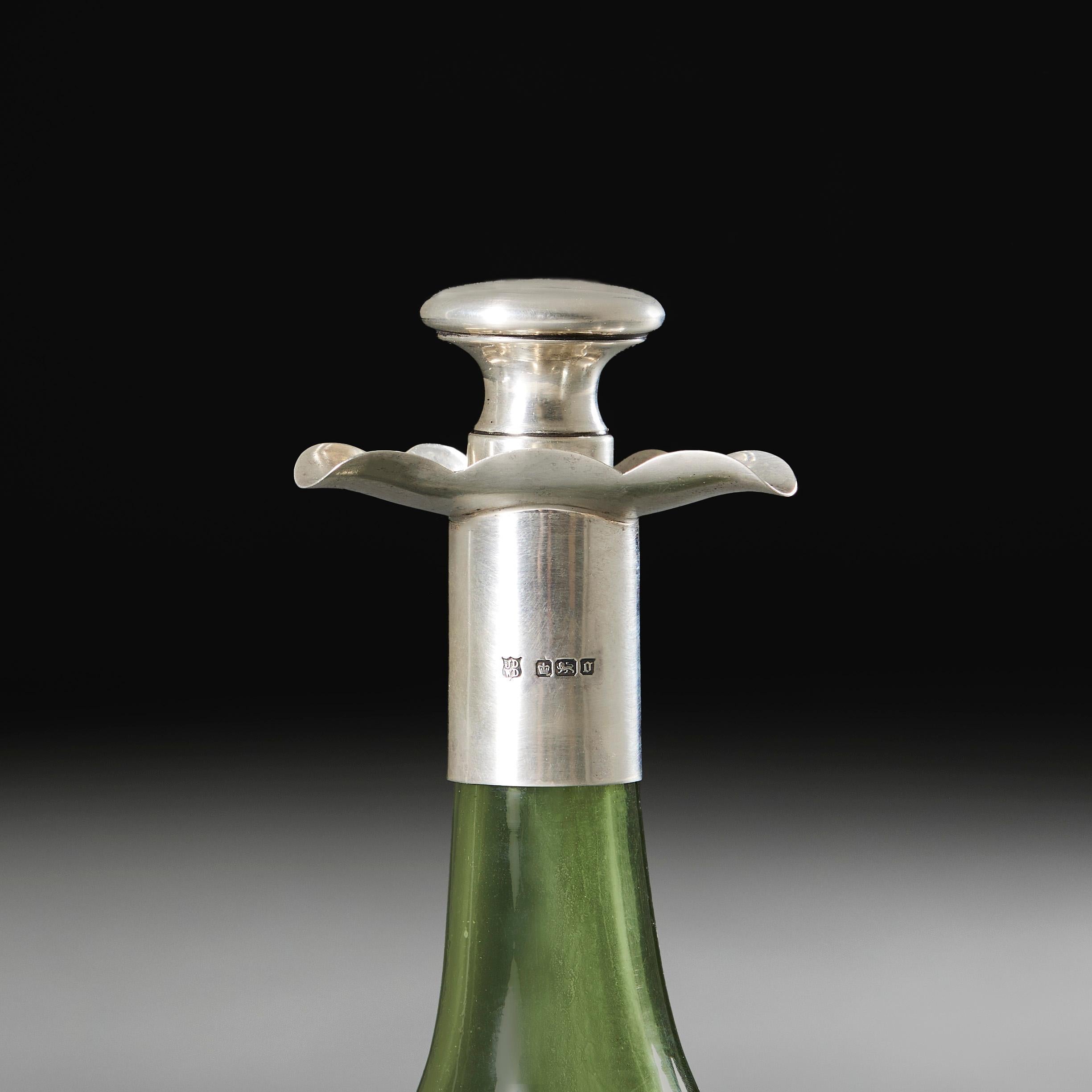 A Green Glass Spirit Decanter By James Deakin & Son In Good Condition For Sale In London, GB