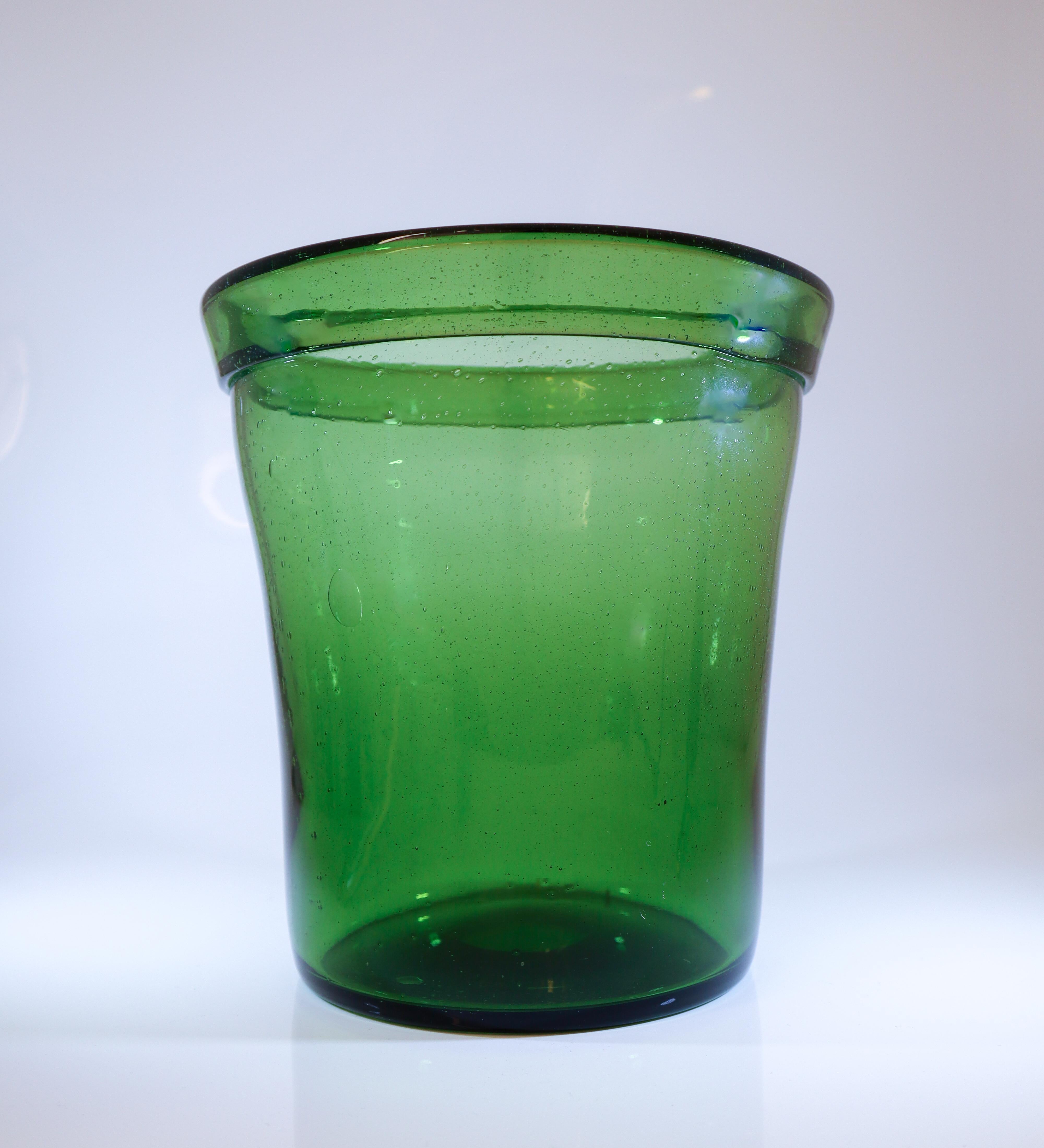 Un joli vase en verre vert ou un rafraîchisseur de vin conçu par Erik Höglund à Boda, en Suède. Il mesure 21 cm de diamètre et environ 22,5 cm de hauteur. Il est en excellent état avec les bulles d'air caractéristiques dans le verre, il a quelques