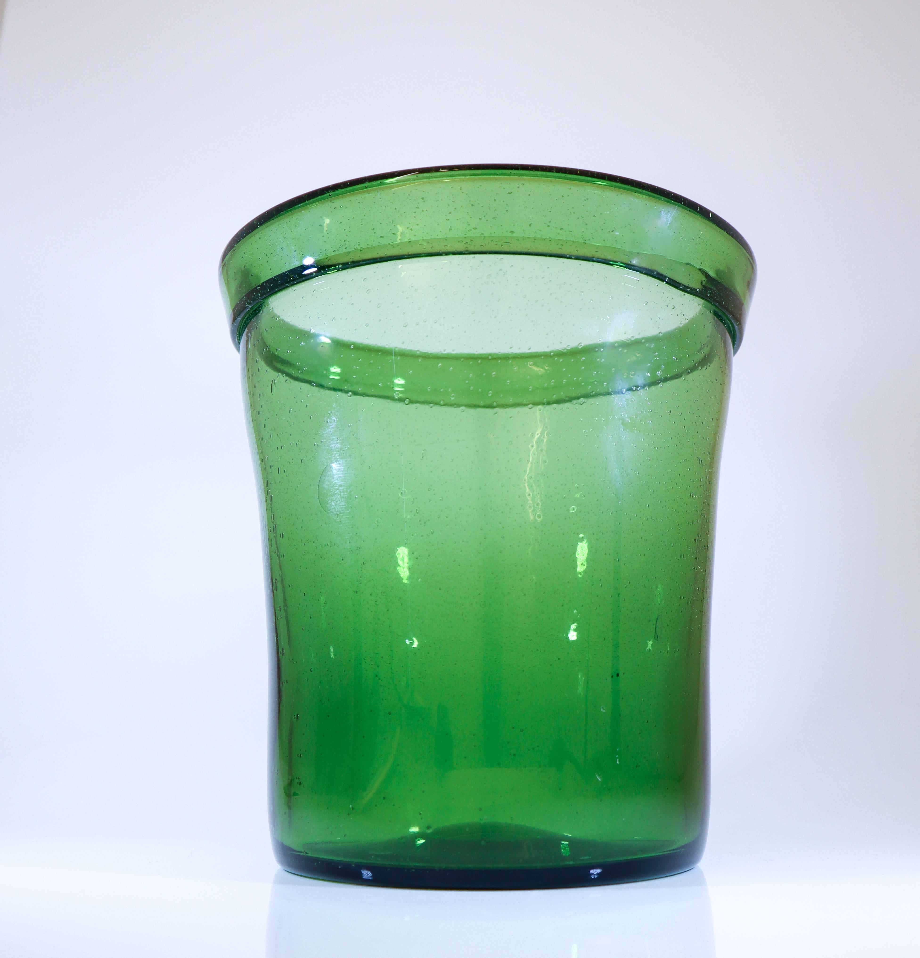 Suédois Vase / rafraîchisseur à vin en verre vert - Greene & Greene Greene - Erik Höglund - années 1960 en vente