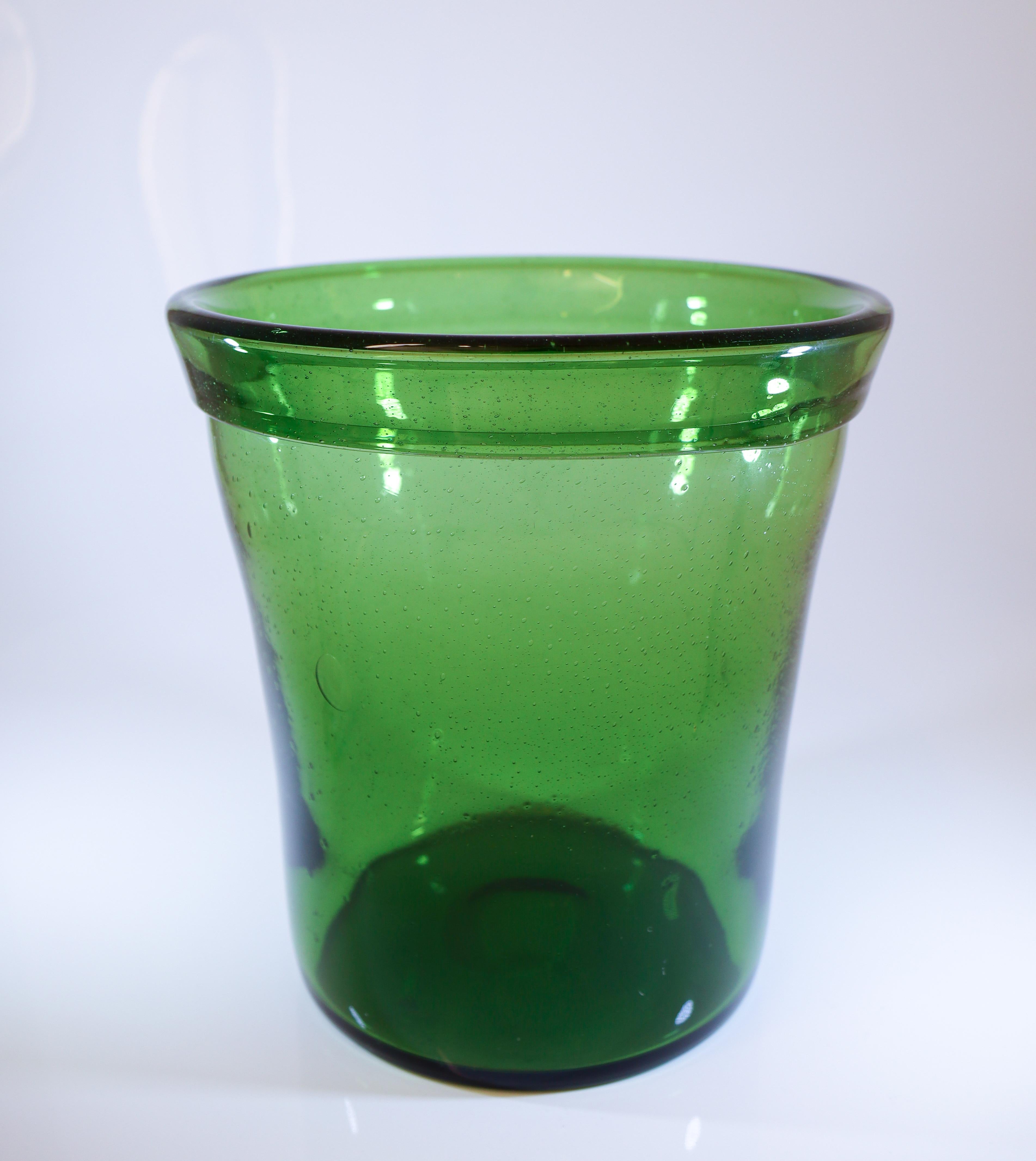 Verre Vase / rafraîchisseur à vin en verre vert - Greene & Greene Greene - Erik Höglund - années 1960 en vente