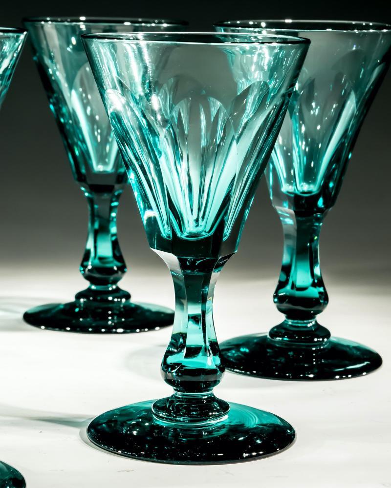 Grüner Globus-Dekanter mit neun passenden Gläsern im Zustand „Gut“ im Angebot in Steyning, West sussex