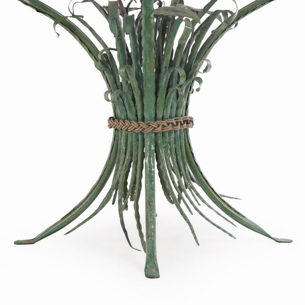 Avec un plateau en verre fumé reposant sur un assortiment classique et épuré de feuilles de fougère reliées au centre par une corde étroite, le design aéré et naturaliste de cette table se prête à une utilisation comme petite table à manger sur un
