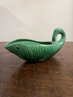 Plato de pescado de mayólica verde de Sarreguemines, mediados del siglo XX