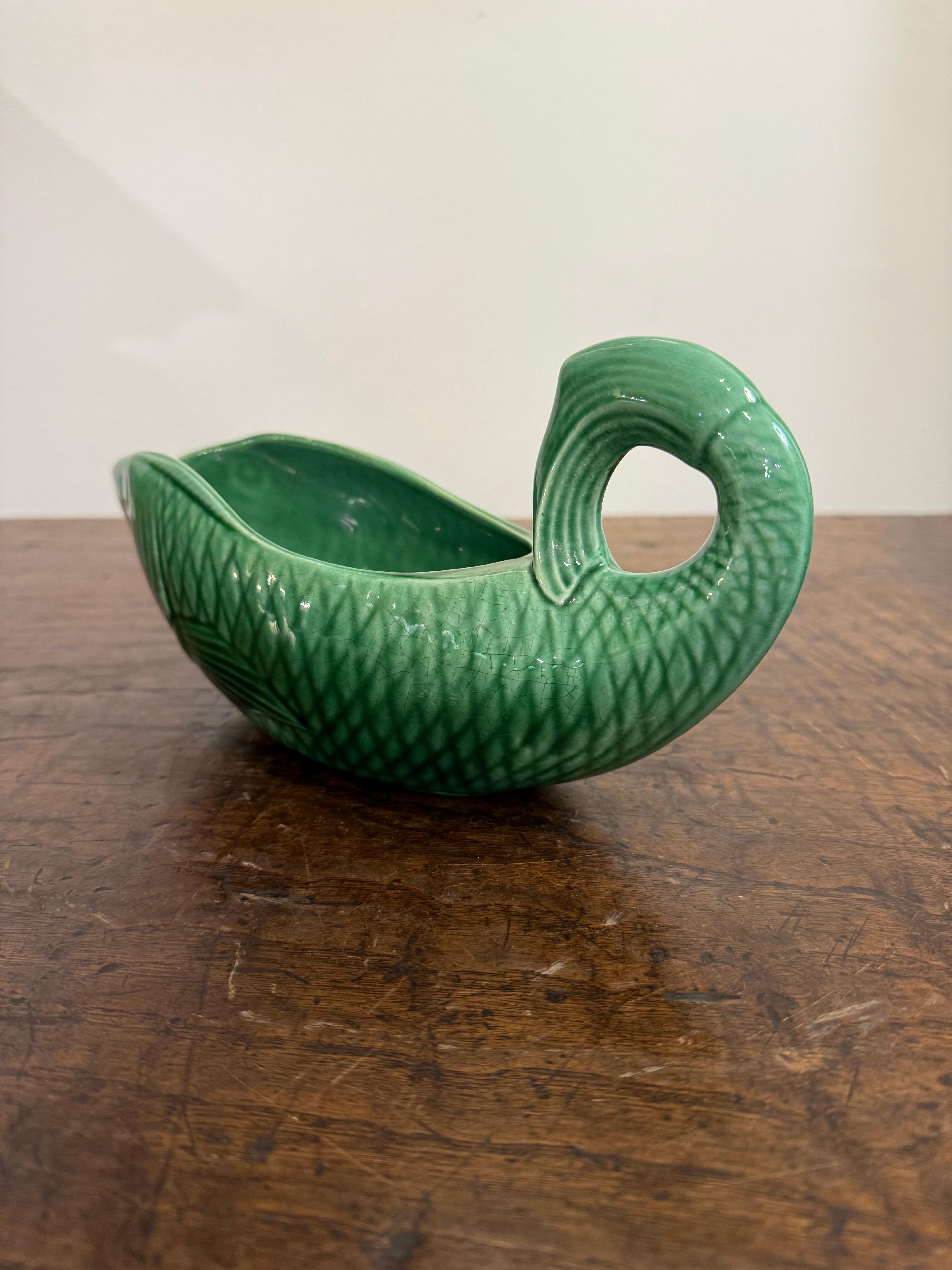 Grüne Majolika-Fischservierschale mit Fischmotiv von Sarreguemines, Mitte des 20. Jahrhunderts (Art déco) im Angebot