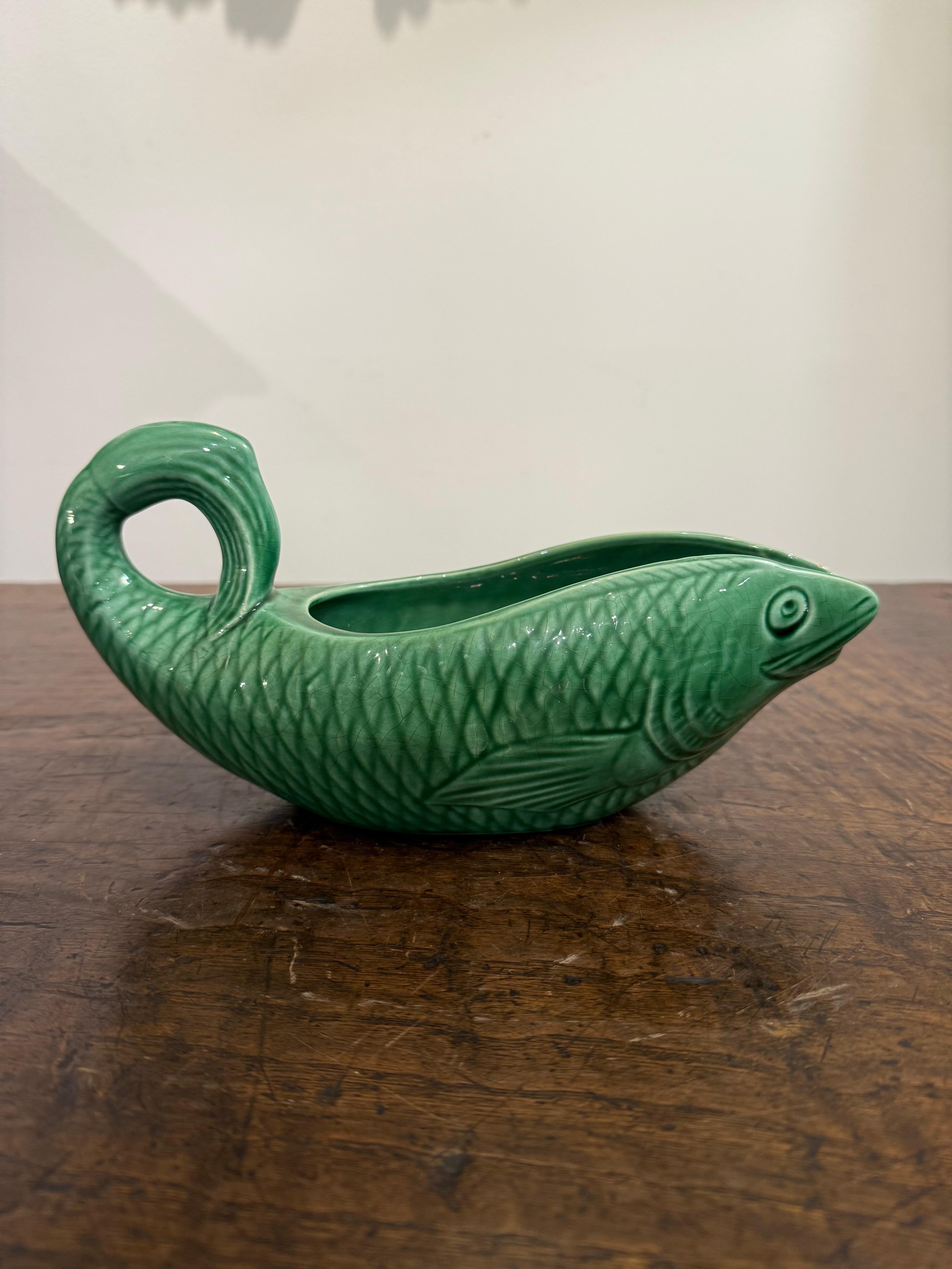 Grüne Majolika-Fischservierschale mit Fischmotiv von Sarreguemines, Mitte des 20. Jahrhunderts im Angebot 1