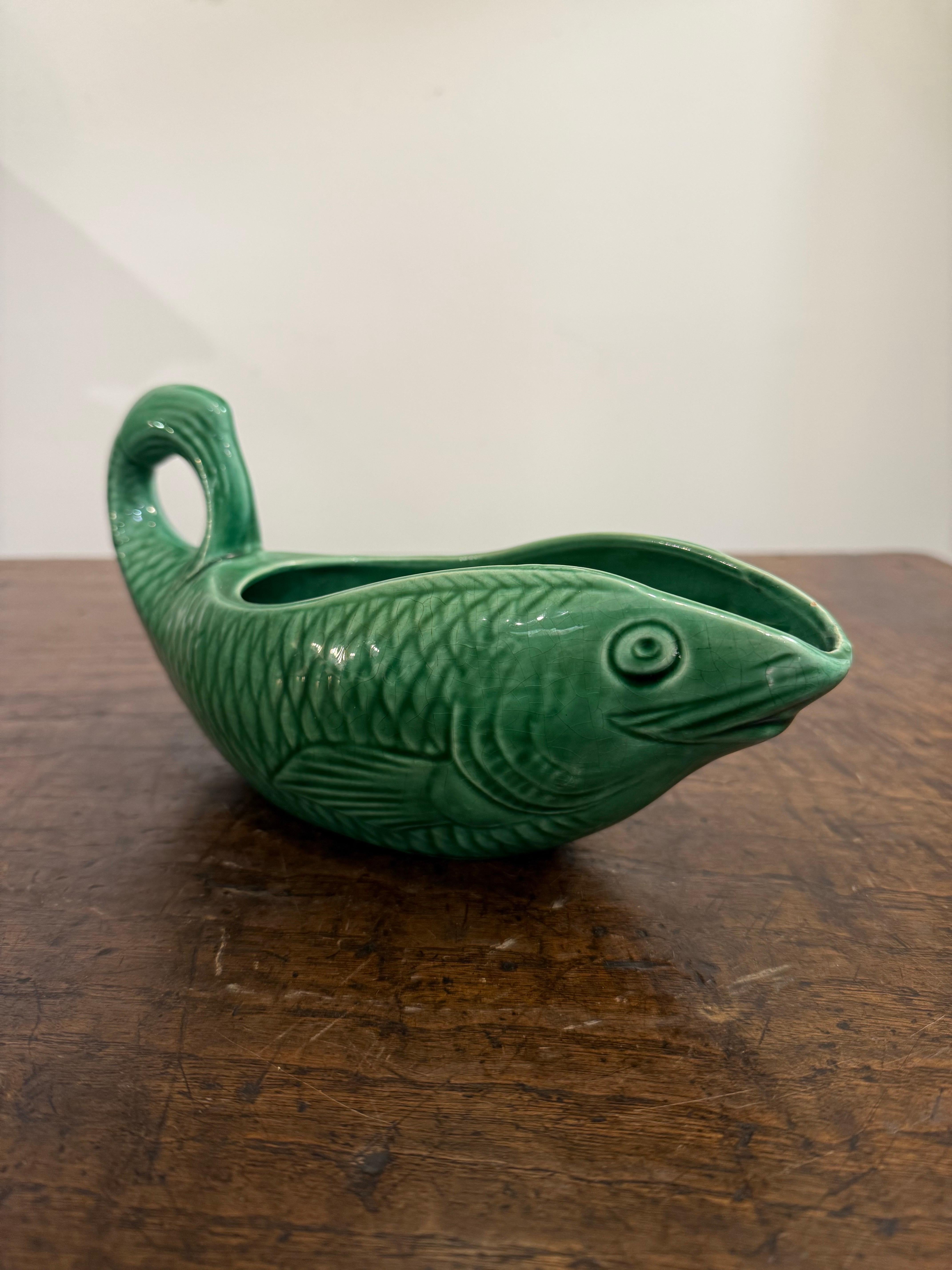 Grüne Majolika-Fischservierschale mit Fischmotiv von Sarreguemines, Mitte des 20. Jahrhunderts im Angebot 2