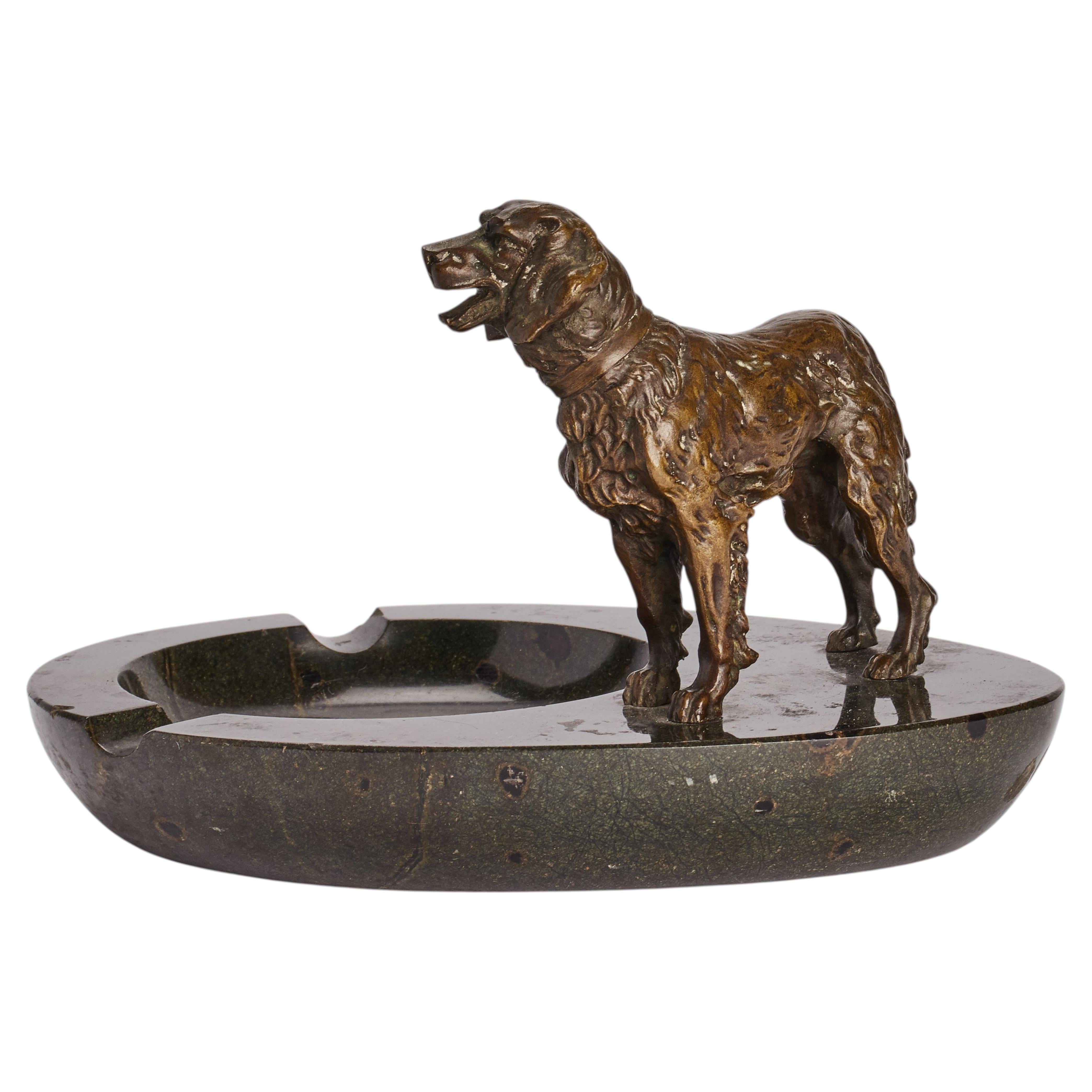 A green marble ashtray with a bronze sculpture of a setter dog, England 1890.