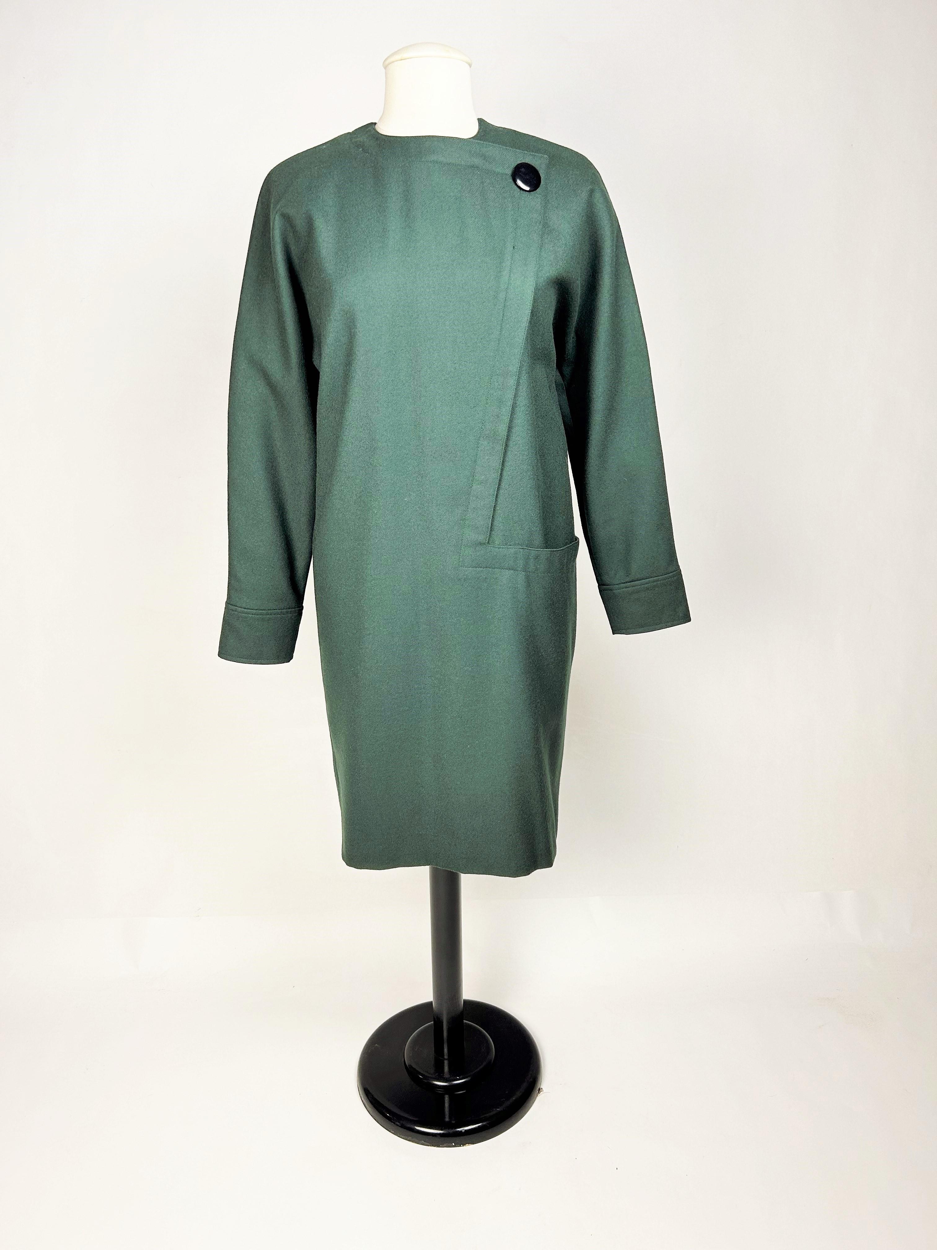 Un vestido saco de lana verde de Pierre Cardin - Francia Circa 1985 en venta 10
