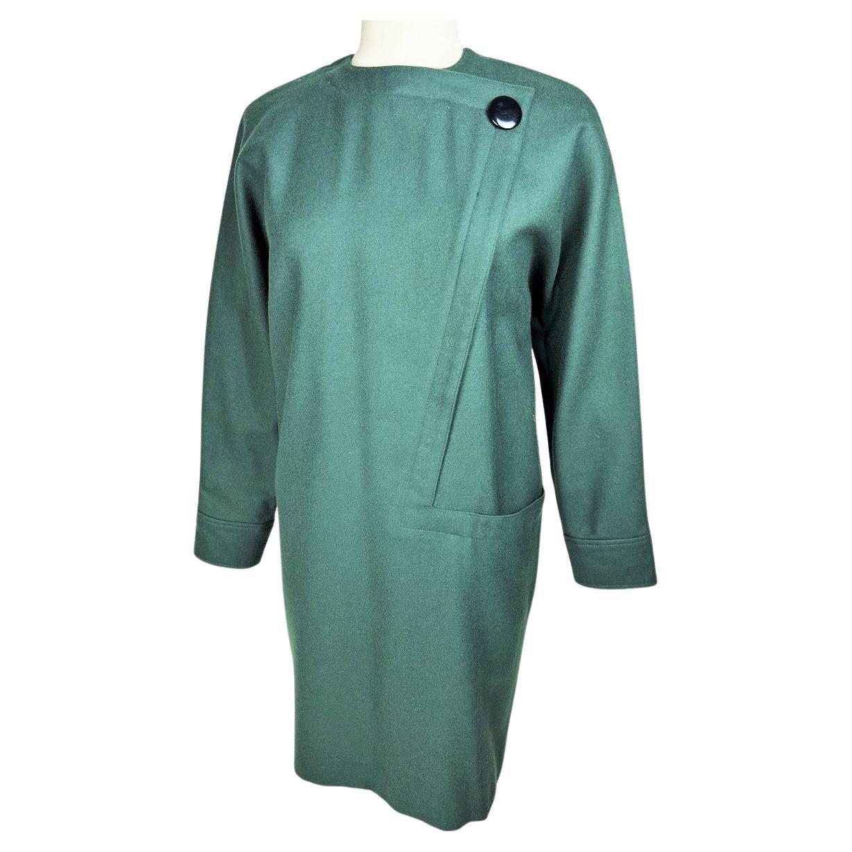 Un vestido saco de lana verde de Pierre Cardin - Francia Circa 1985 en venta