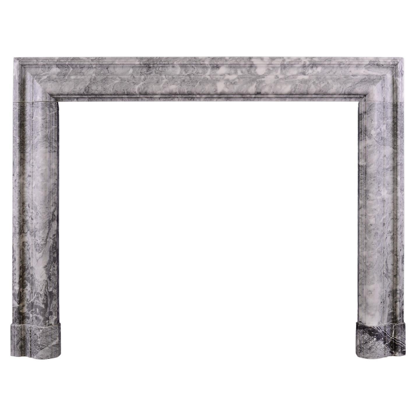 Cheminée de Bolection en marbre gris et blanc en vente