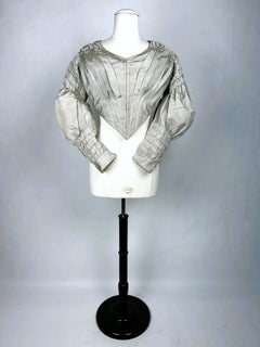 A grey silk faille Caraco with small puff sleeves - France Circa 1835-1840