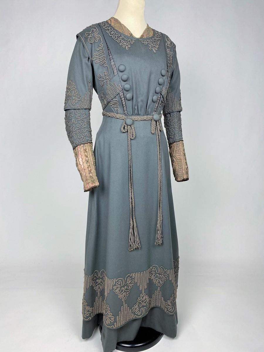 A Grey Wool Afternoon Gown with Appliqué trimmings and Lace Circa 1905-1910 In Good Condition For Sale In Toulon, FR