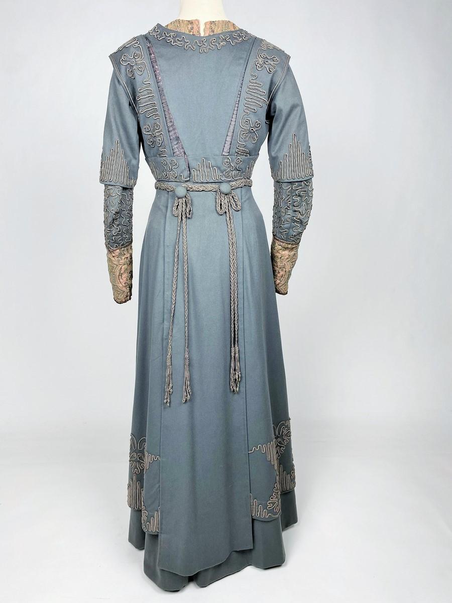 A Grey Wool Afternoon Gown with Appliqué trimmings and Lace Circa 1905-1910 For Sale 3