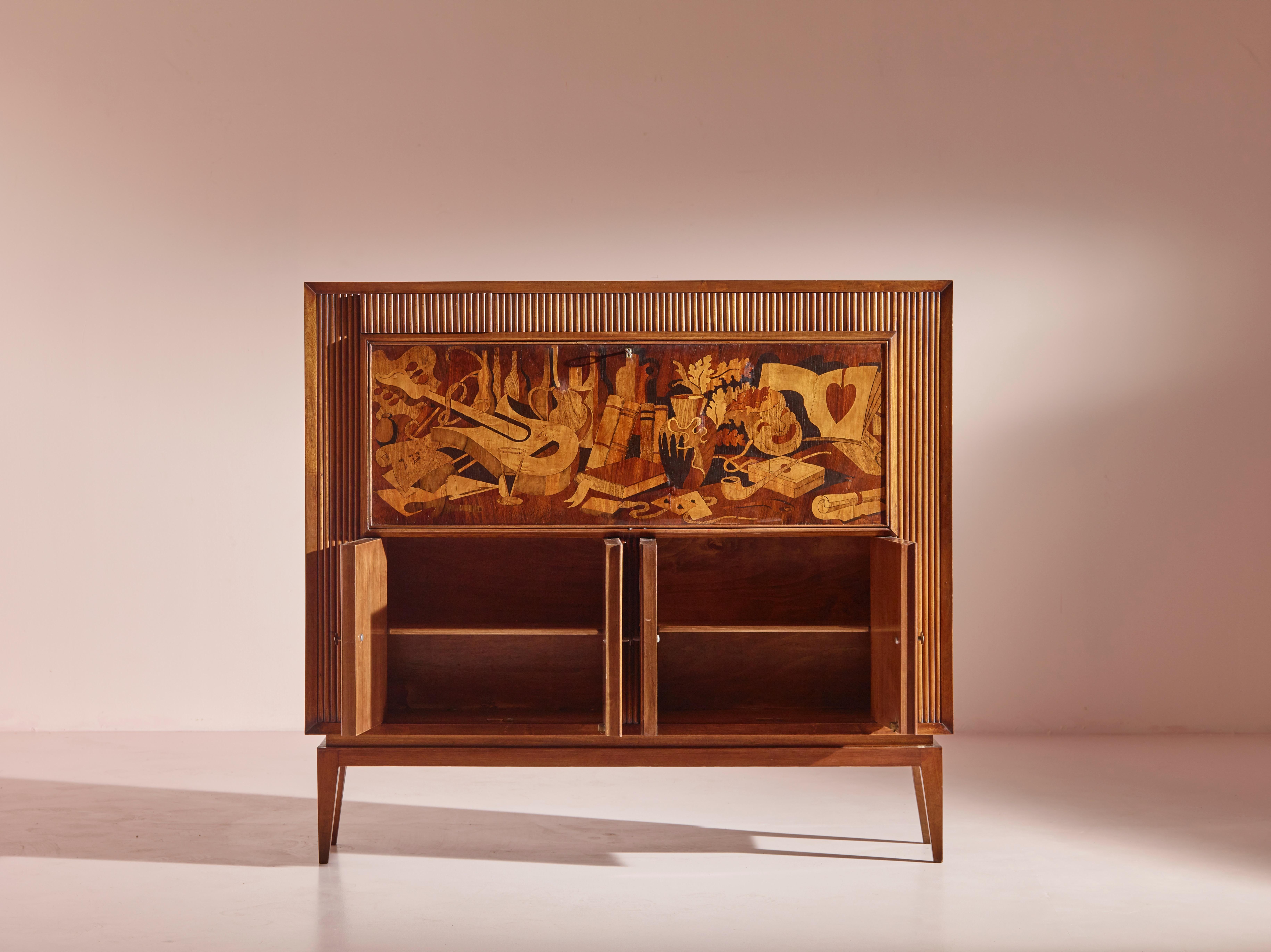 Italian A grissinato bar cabinet with inlaid decors by Emanuale Rambaldi, Italy, 1930s For Sale